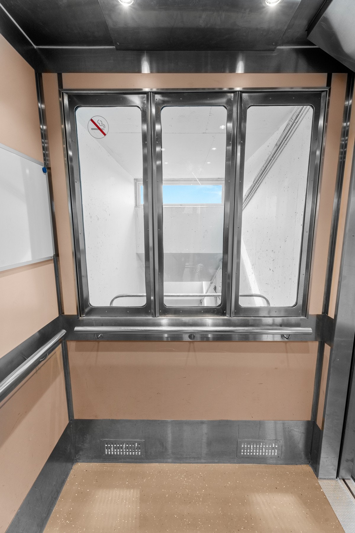 Stilig skråheis som tar deg enkelt opp eller ned i bygget. Galleribilde