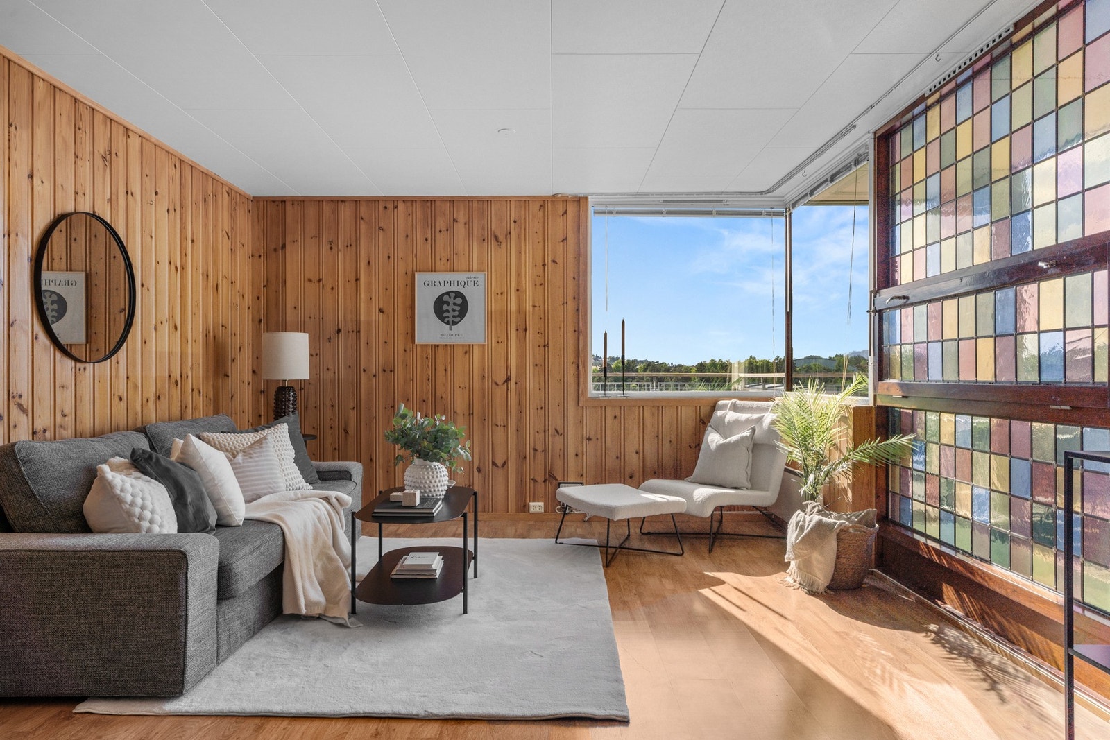 Romslig stue med god plass til sofaseksjon, stuebord og tv-møblement. Galleribilde