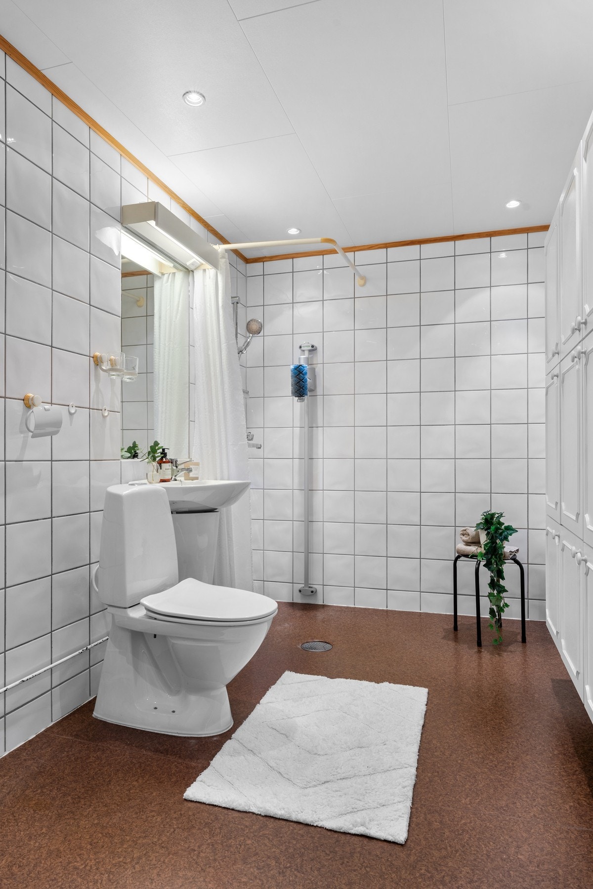 Eldre og stort baderom med varmekabler i gulv, antatt fra 1997. Galleribilde