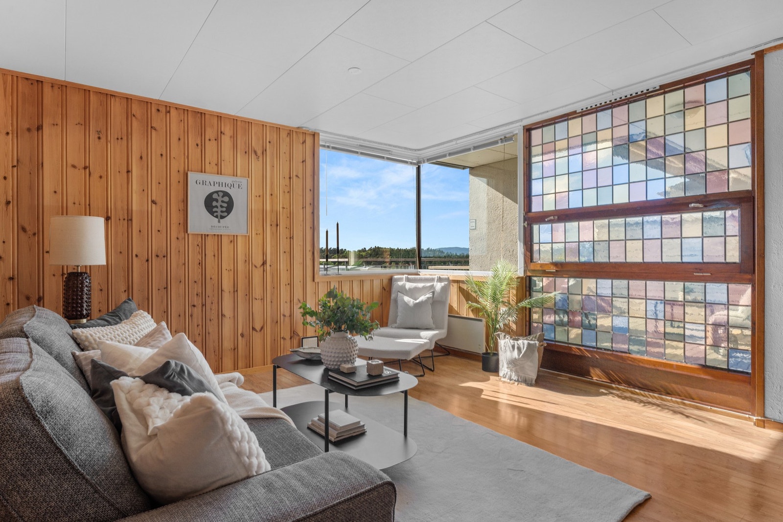 De store vindusflatene fra flere sider bidrar til gode innvendige lysforhold, og ellers en god romfølelse. Galleribilde