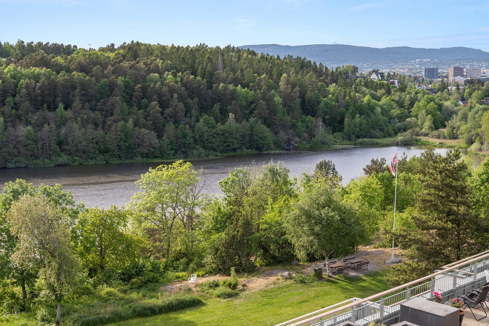 Lys og luftig beliggenhet høyt på Oppsal - omgitt av vakker natur og rolige omgivelser. Galleribilde