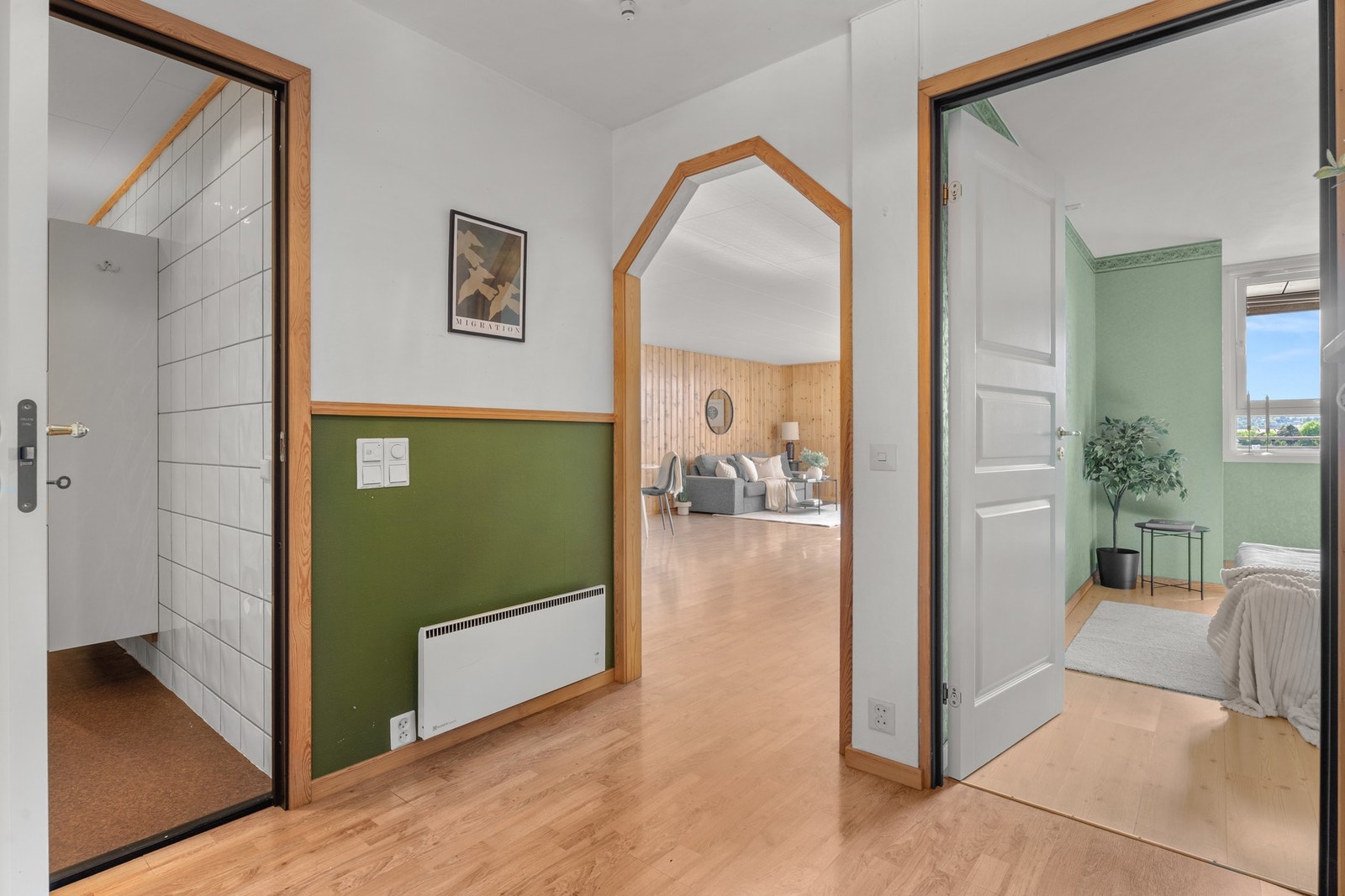 Fra stuen har du tilkomst til bad, soverom, bod og resten av boligen. Galleribilde