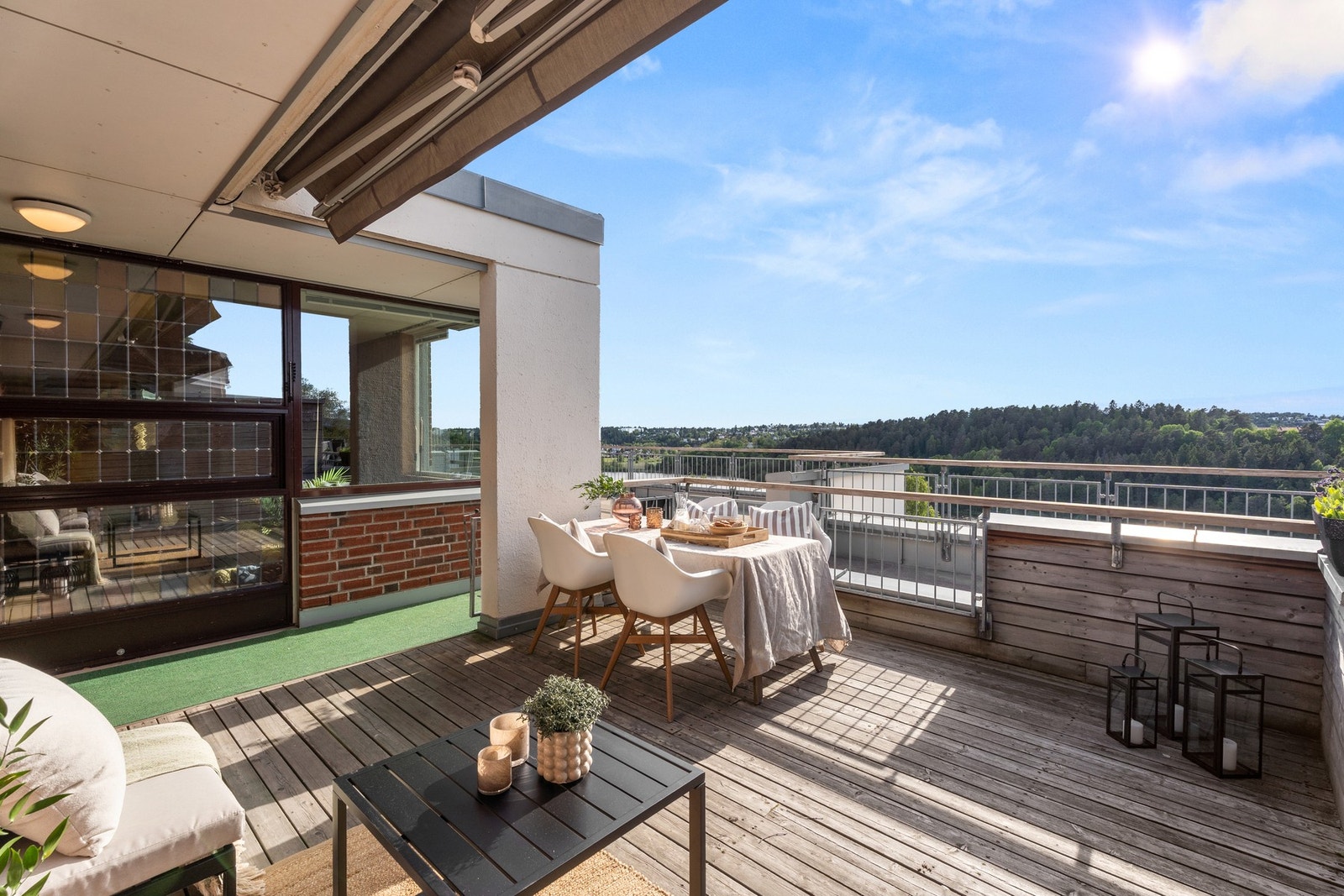 Leiligheten befinner seg i byggets 9. etasje med enkel heisadkomst fra inngangsparti i 8. etasje. Galleribilde