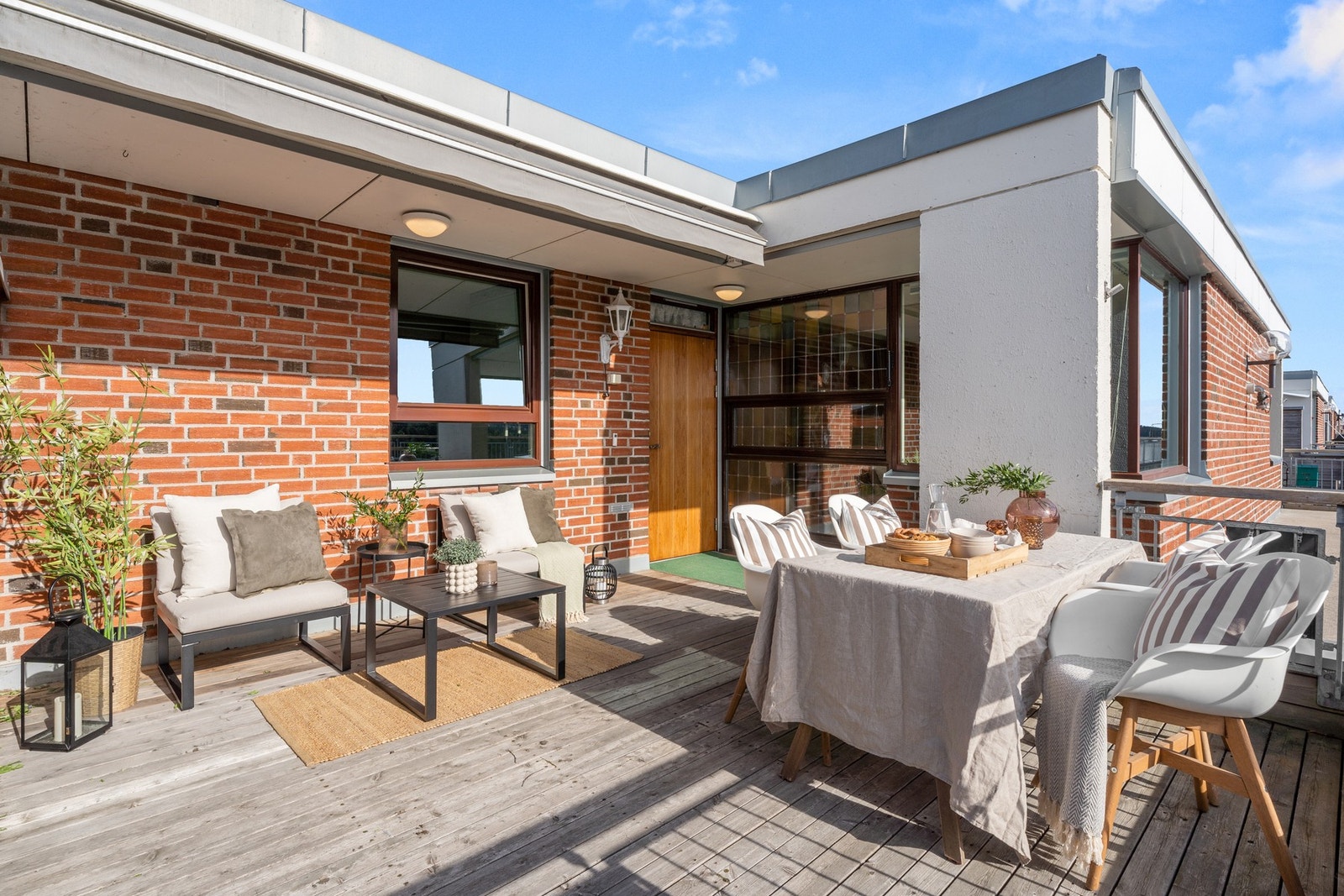 Det er montert stikkontakt på yttervegg på balkongen til feks. varmelampe eller belysning! Galleribilde