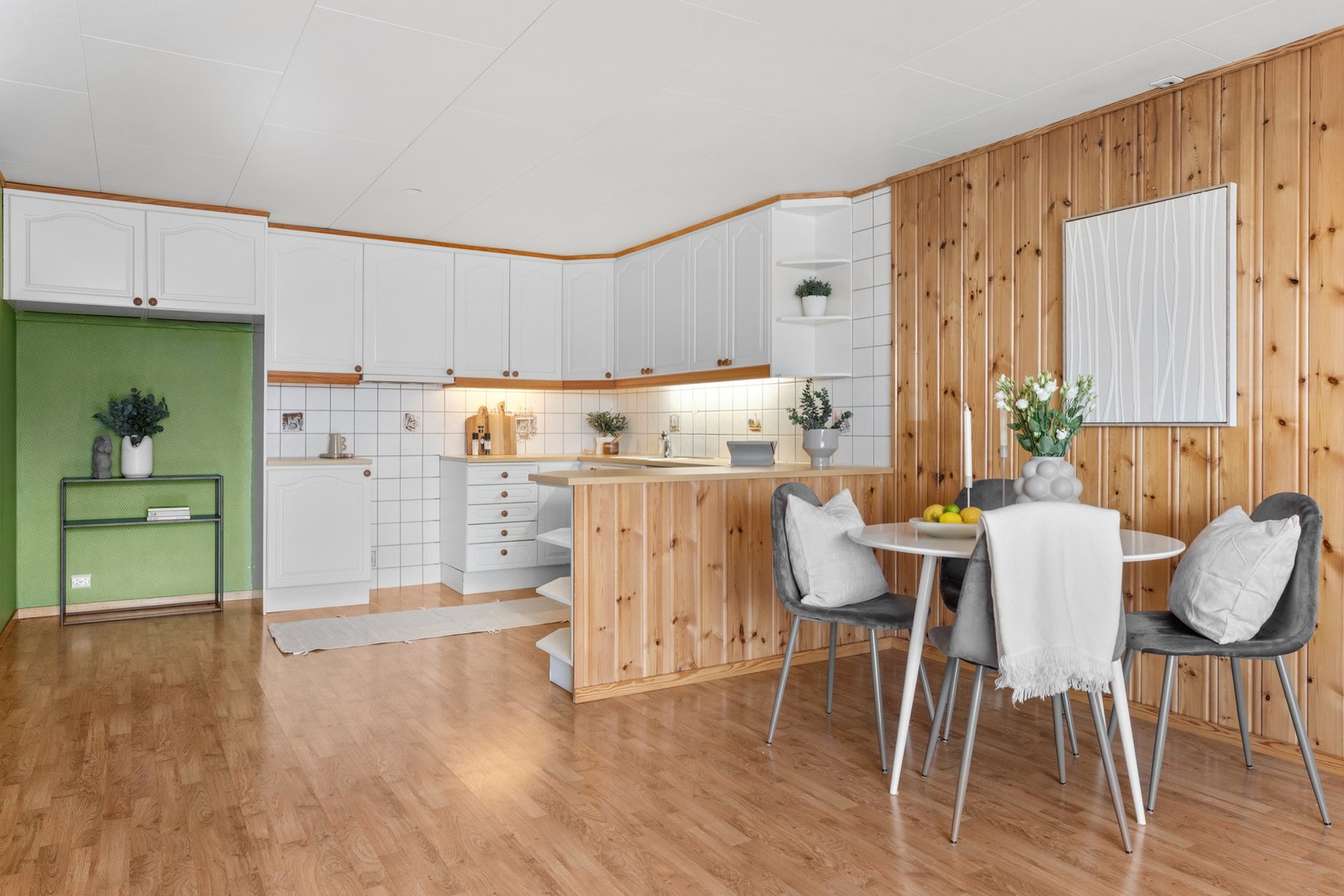 Spisebordet finner sin naturlige plass mellom stue og kjøkken, og gir en flott soneinndeling. Galleribilde