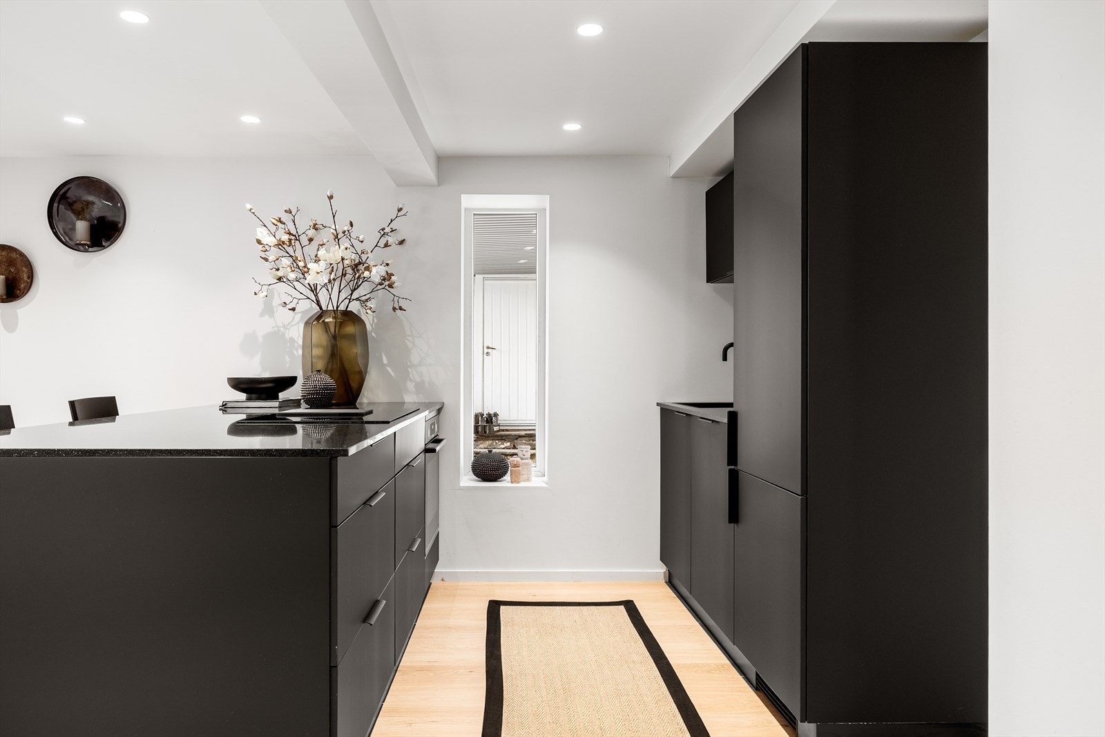 Av integrerte hvitevarer finner man induksjonsplatetopp, stekeovn, oppvaskmaskin, samt kjøle- og fryseskap Galleribilde