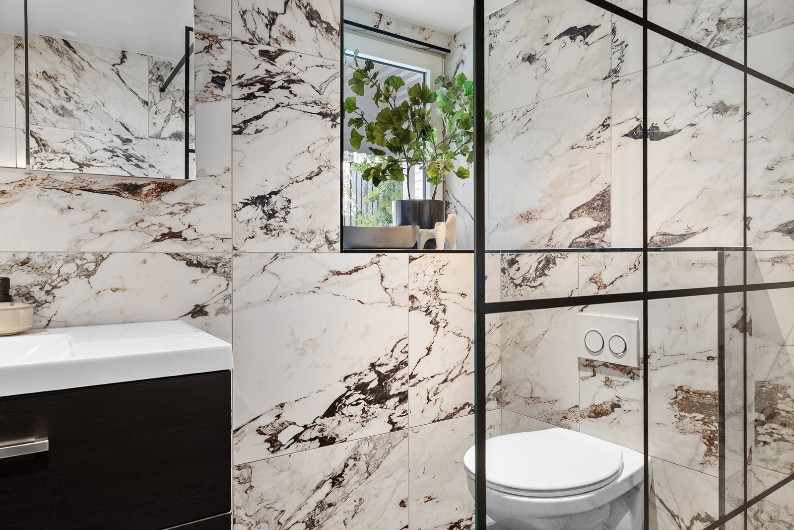 Badet er helfliset og har varmekabler i gulv Galleribilde