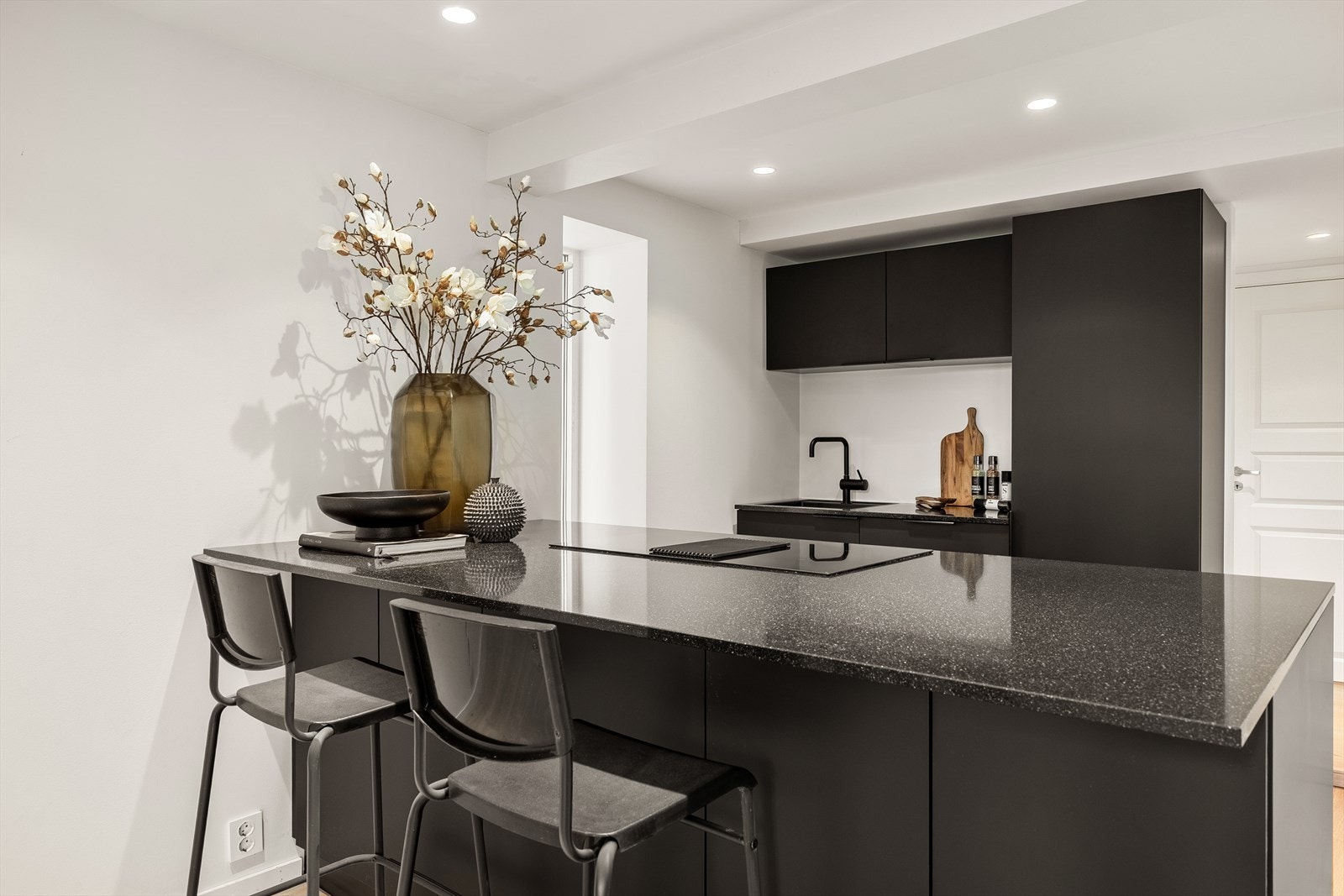 Kjøkkenet er fra 2021 og inneholder innredning med slette fronter og benkeplate i stein Galleribilde