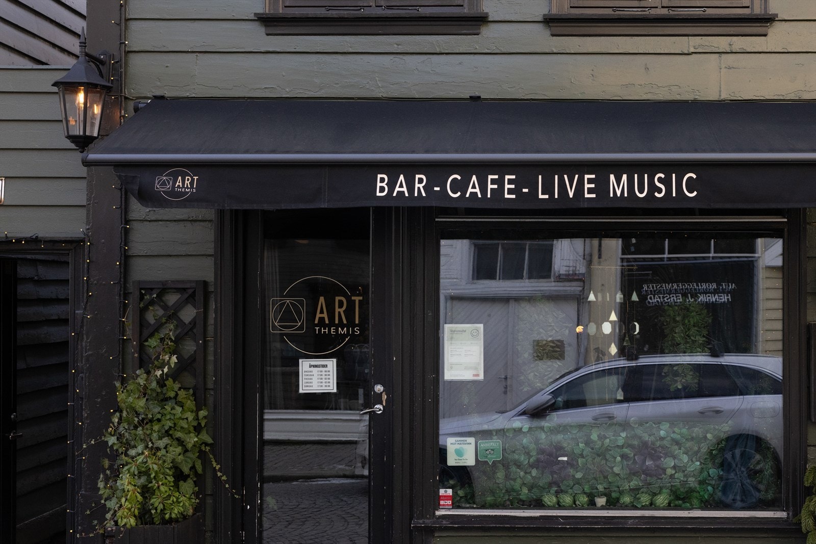 Det er flere barer og kafeer i området Galleribilde