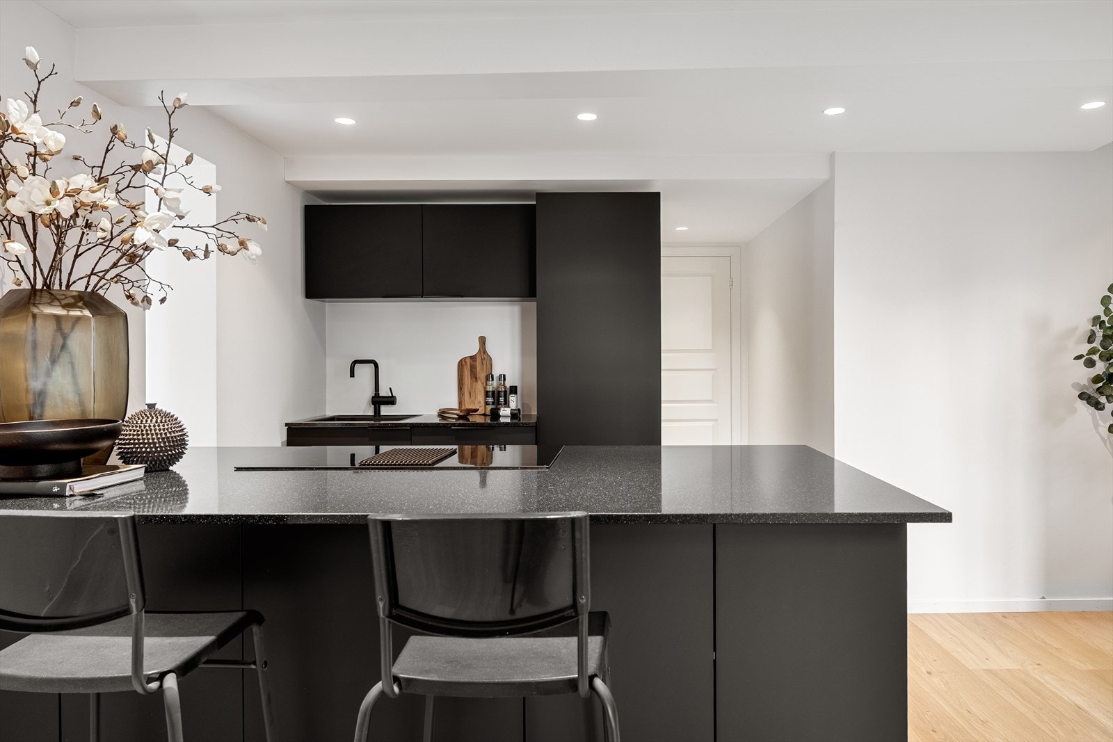 Kjøkkenet har godt med både skap- og benkeplass Galleribilde