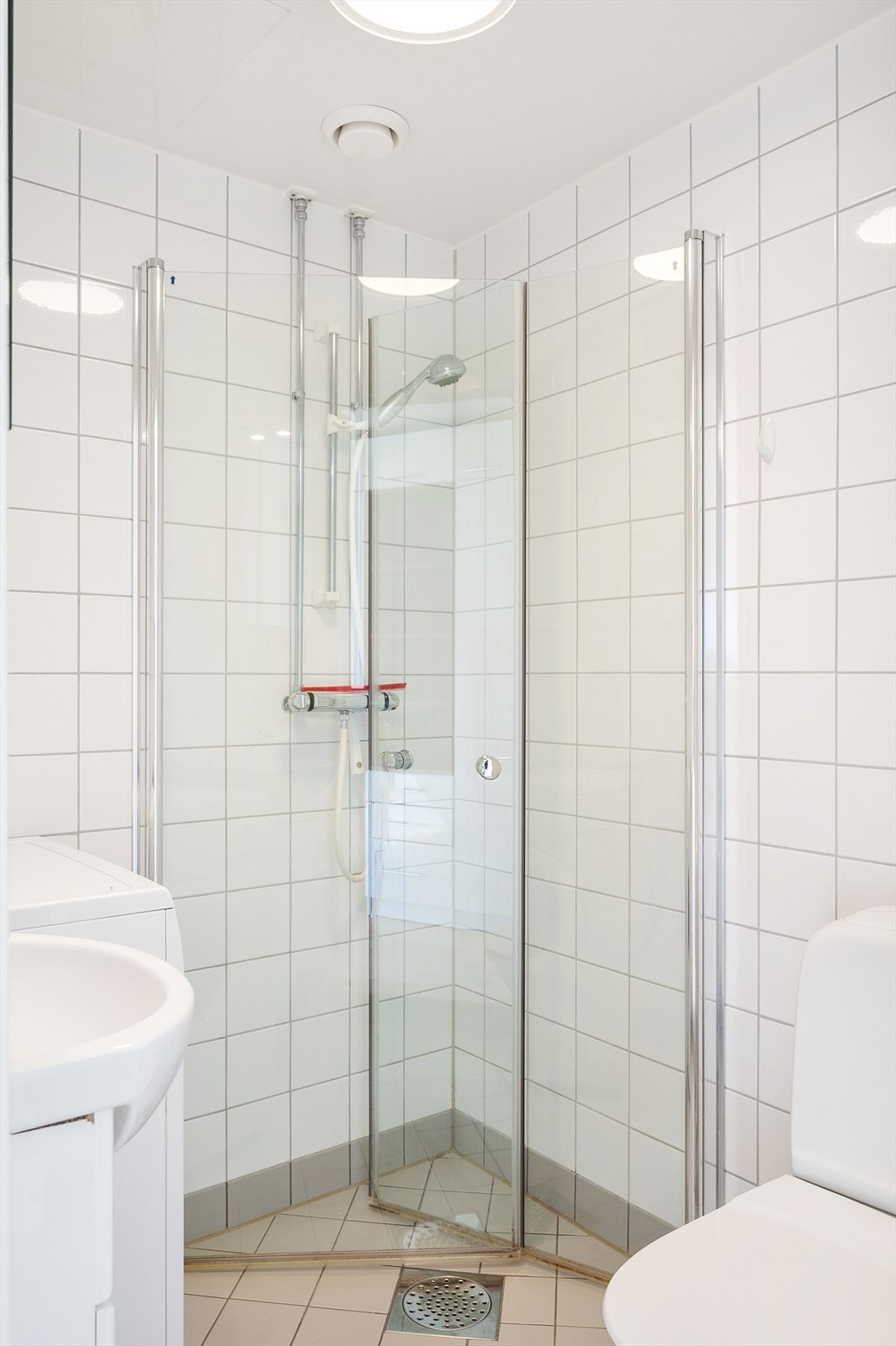 Arealeffektivt bad med dører som slår innover - en smart løsning som sparer plass uten å gå på kompromiss med komfort. Galleribilde