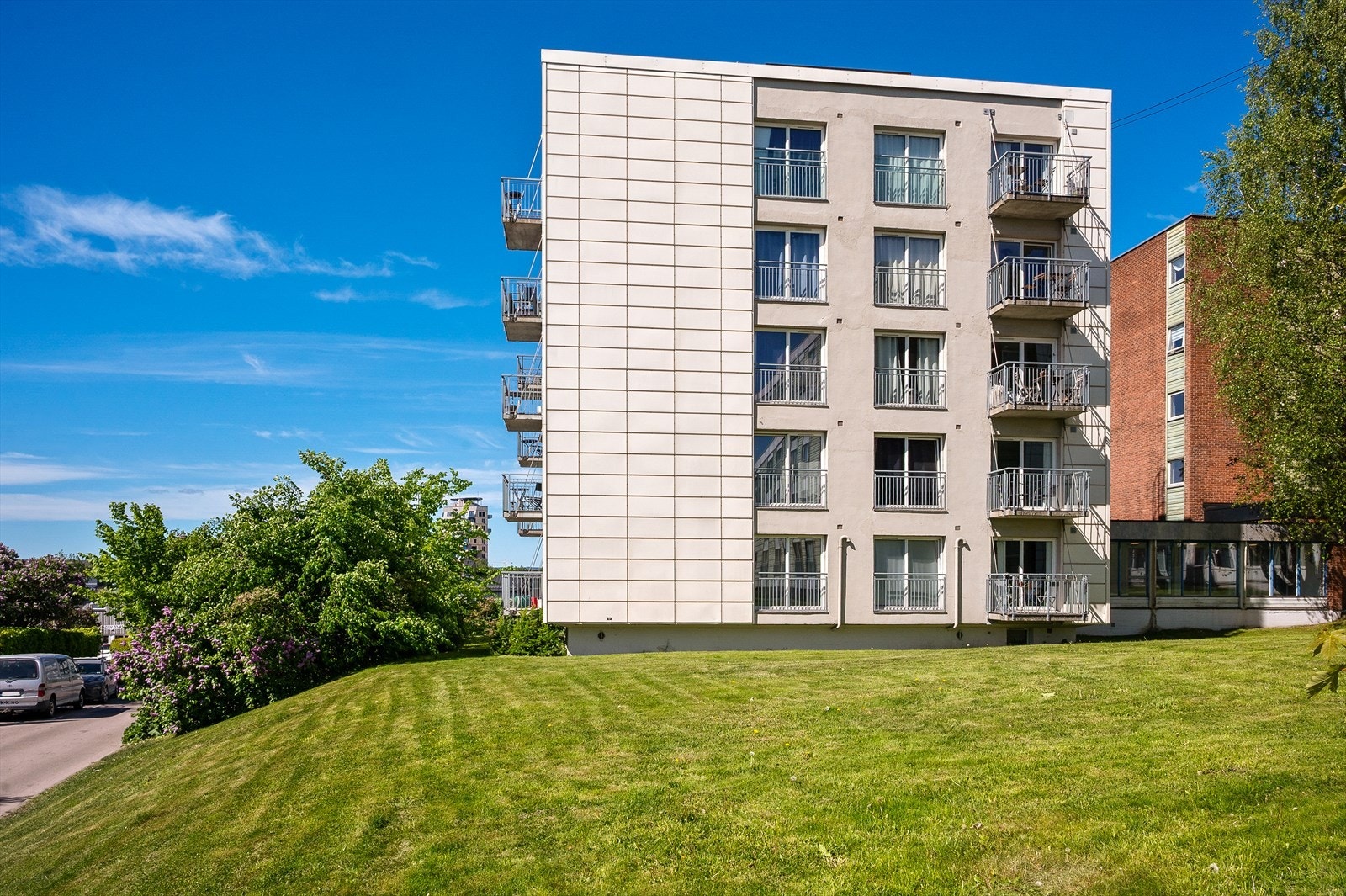 Nærområdet er omringet av pent opparbeidet grøntområde. Galleribilde