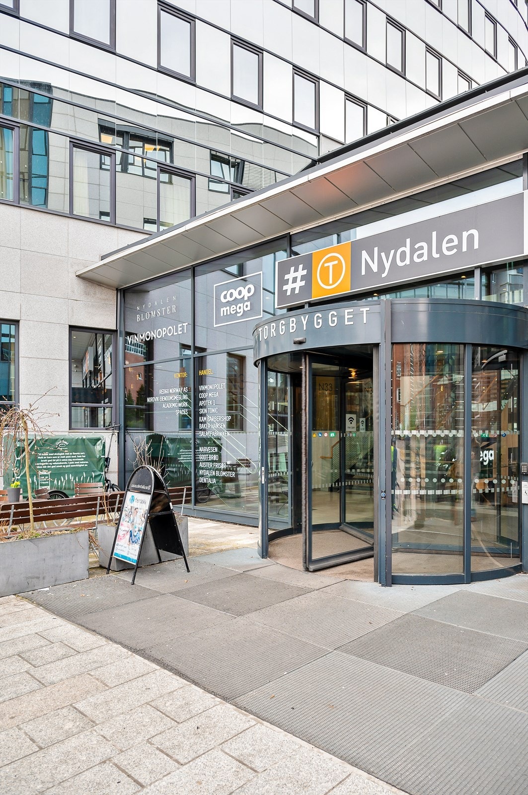 Gjennom hele Nydalen går det sammenhengende gang- og sykkelvei langs sjarmerende Akerselva. Galleribilde