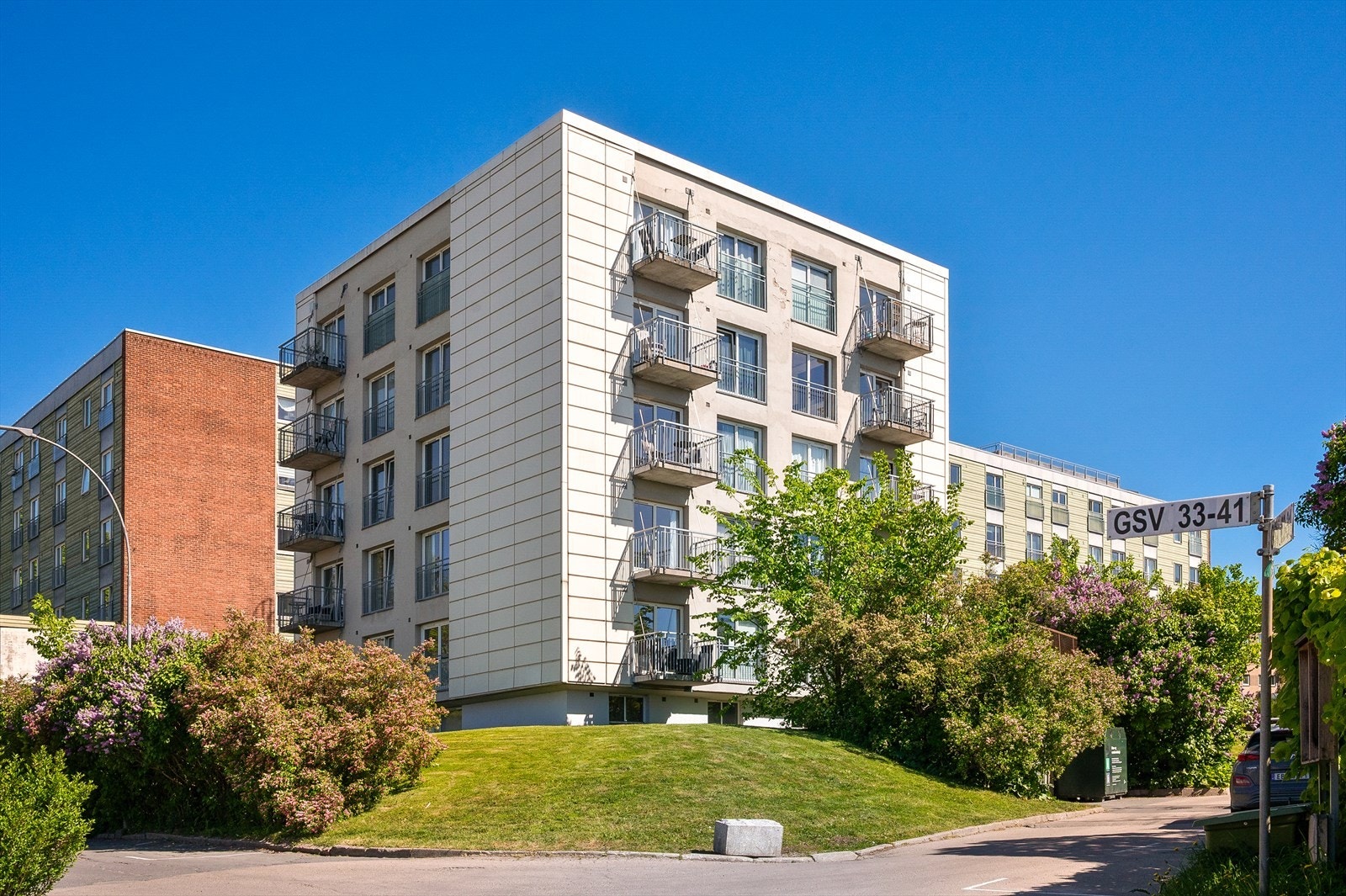 Nærområdet er omringet av pent opparbeidet grøntområde. Galleribilde