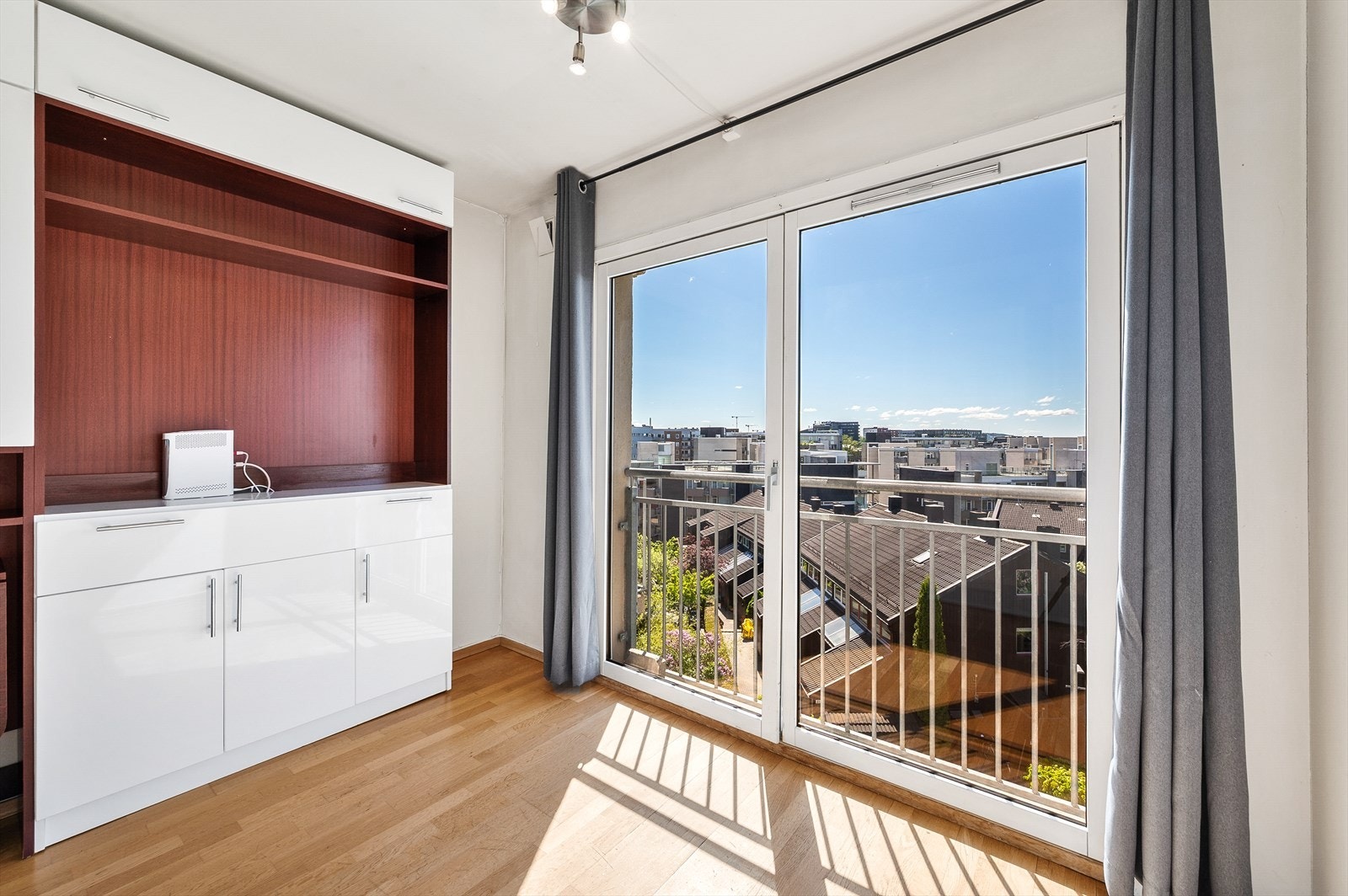 Stuen har en hyggelig fransk balkong med hyggelig utsyn. Galleribilde