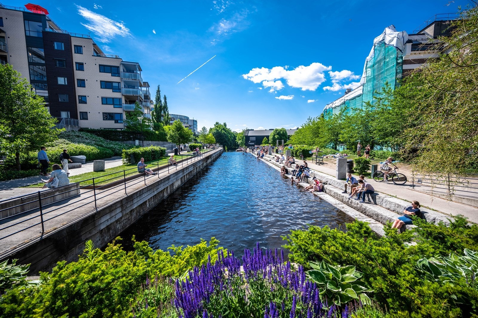 Gjennom hele Nydalen går det sammenhengende gang- og sykkelvei langs sjarmerende Akerselva. Galleribilde