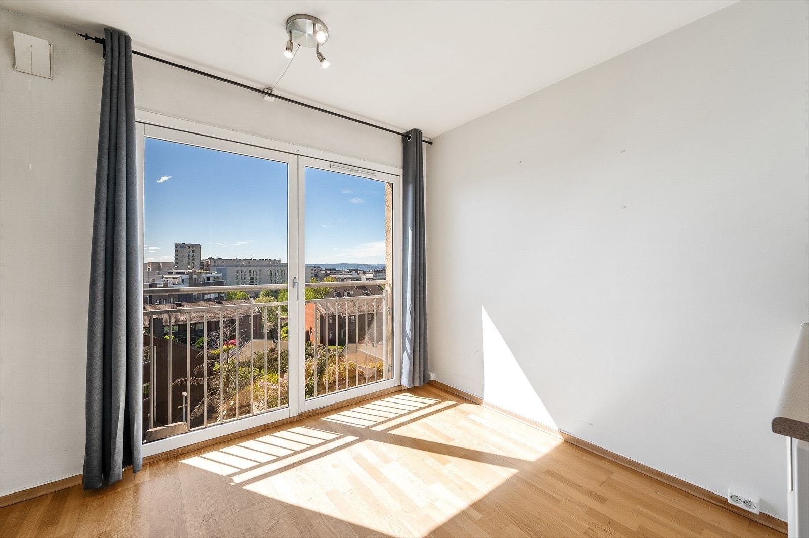 De store vindusflatene slipper inn rikelig med naturlig sollys. Galleribilde