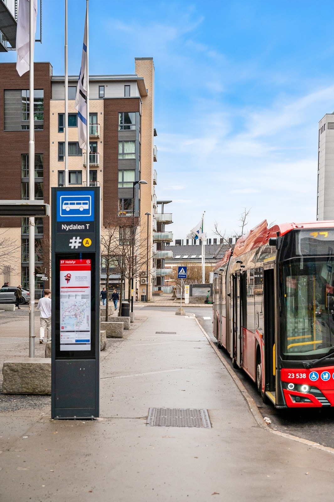 Kollektivtransporten er veldig godt utbygd med hyppige avganger på buss, t-bane og trikk. Galleribilde