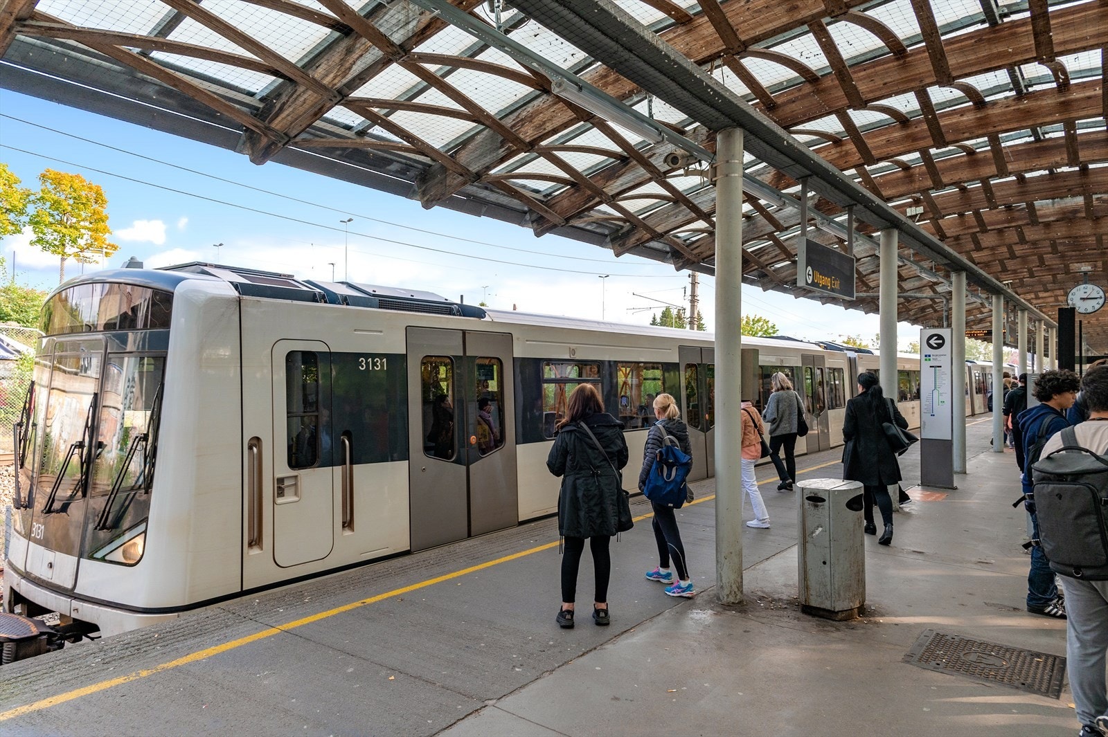 Kollektivtransporten er veldig godt utbygd med hyppige avganger på buss, t-bane og trikk. Galleribilde