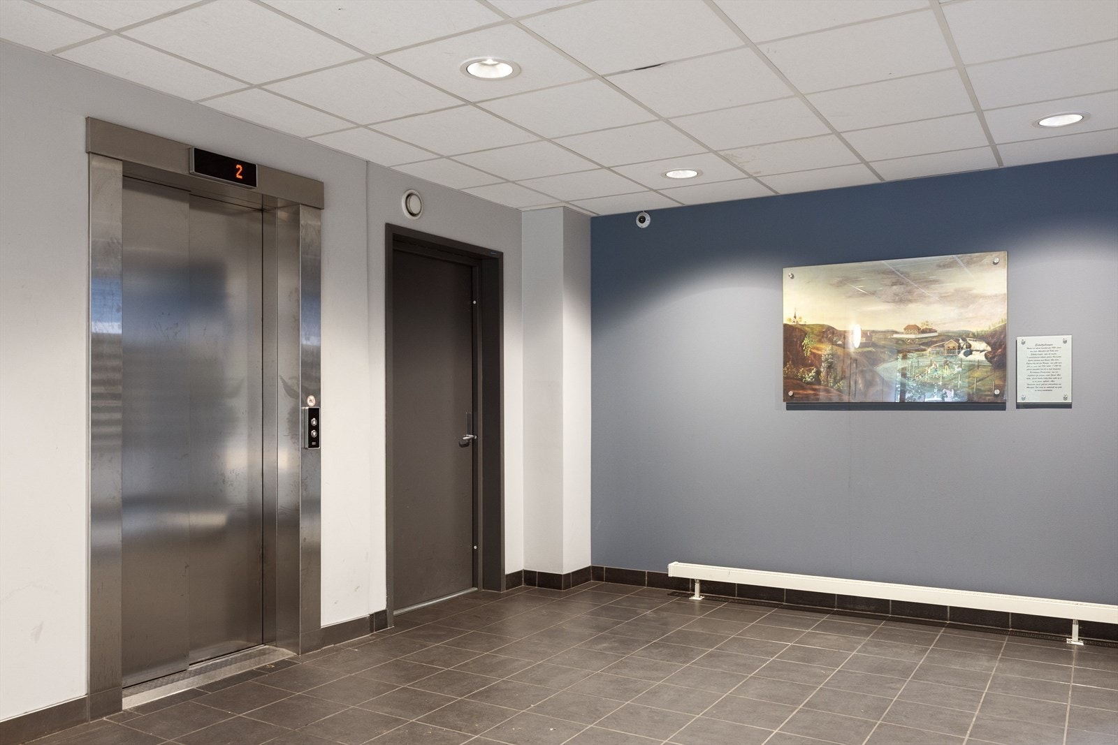 Heis fra hovedetasjen tar deg helt opp til 6. etasje. Godt vedlikeholdt fellesareale. Galleribilde