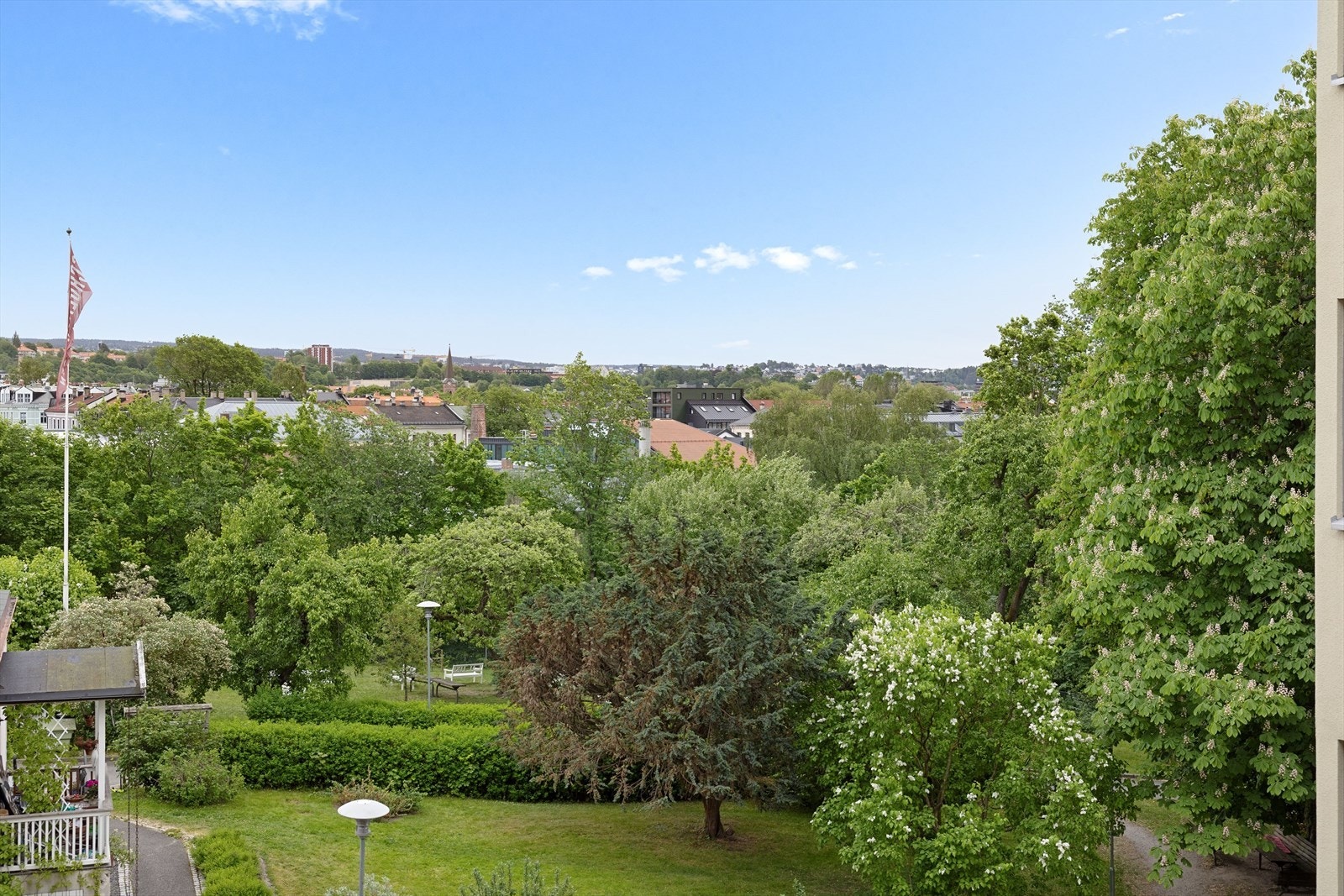 Seksjonseierne har bruksrett til grøntarealet som man har utsikt mot. Adkomst via hovedetasje. Galleribilde