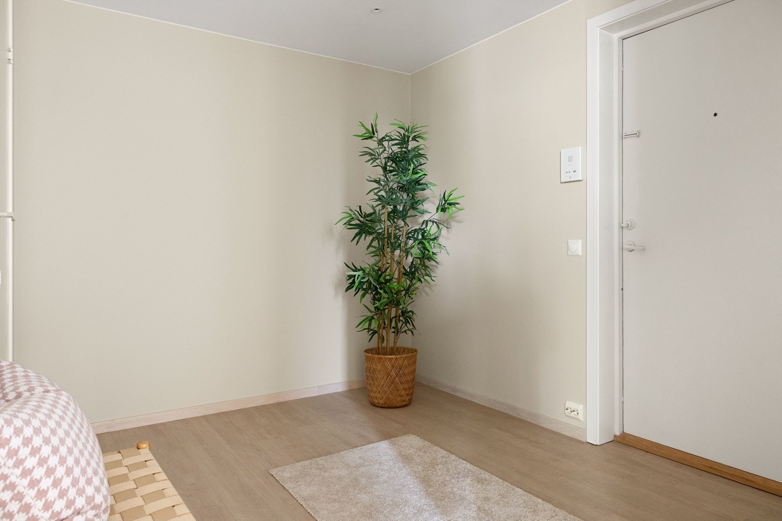 Entré med god plass til garderobeskap. Galleribilde