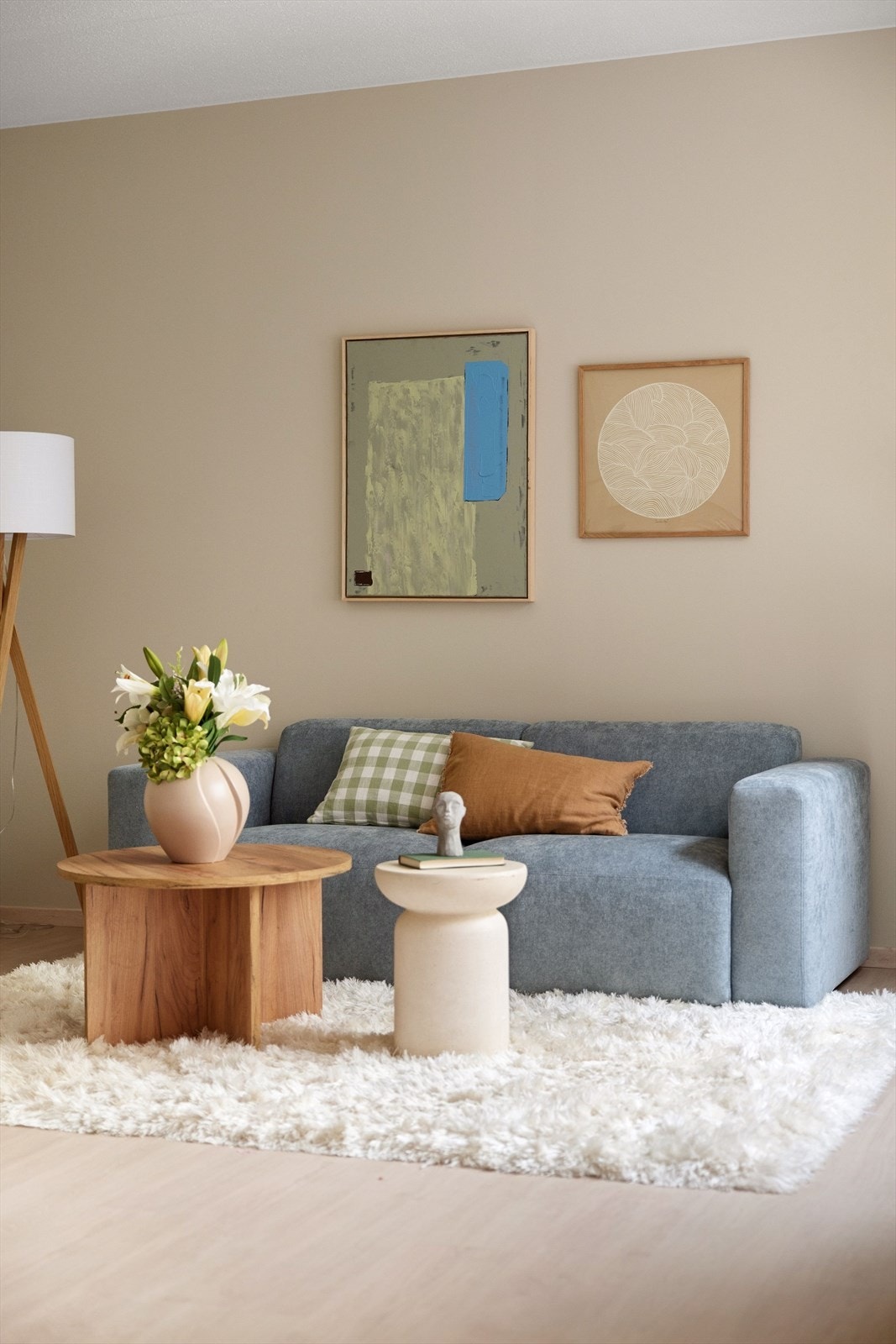 Store vinduer slipper inn mye naturlig lys. Galleribilde