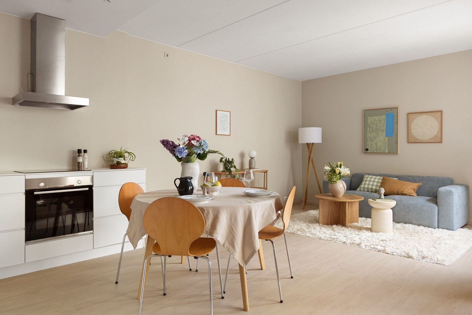 Benkeplate av kompositt. Galleribilde