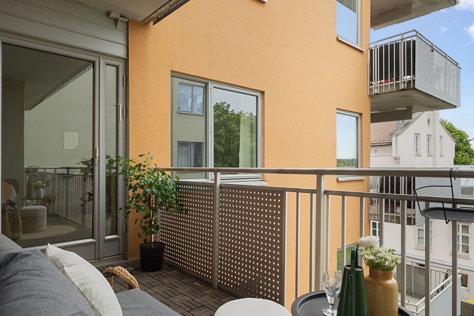 Stor balkongdør slipper inn mye lys til stuen. Galleribilde