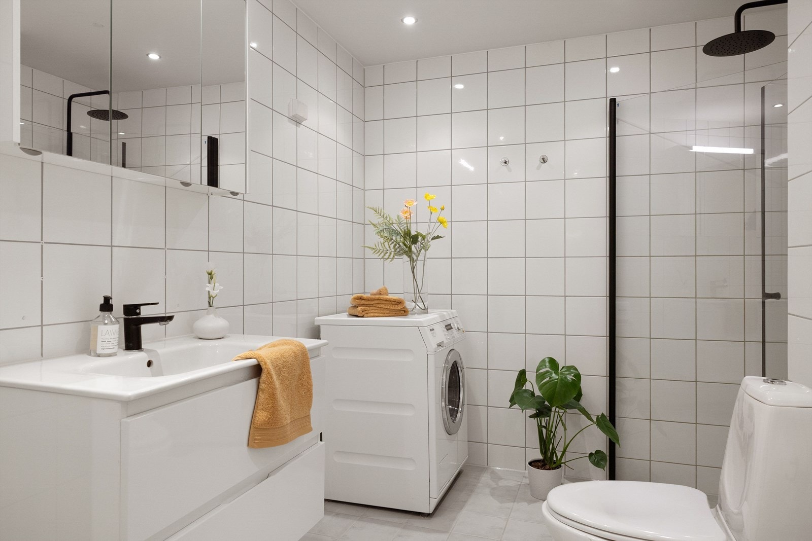 Romslig bad med opplegg for vaskemaskin. Blandebatteri, dusjhjørne i glass og servantskap byttet i 2022. Galleribilde