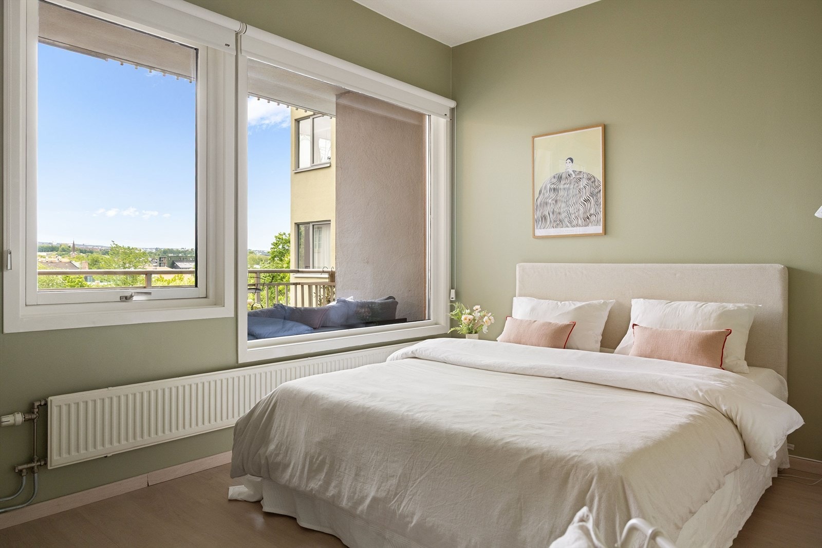 Det er meget god plass til dobbeltseng og nattbord. Galleribilde