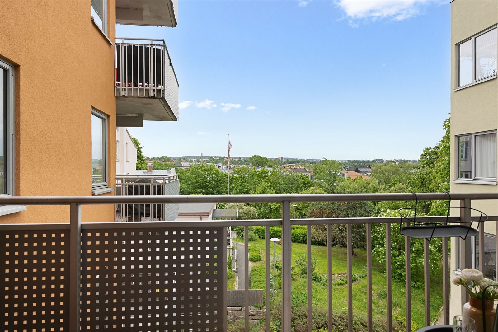 Fra balkongen i 6. etasje ser du utover Schultzehaugen - en skjult perle. Galleribilde