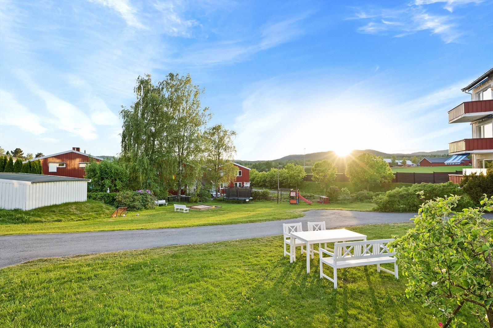 Sameiet er pent opparbeidet med lekeareal, sittegrupper og stor gressplen. Galleribilde