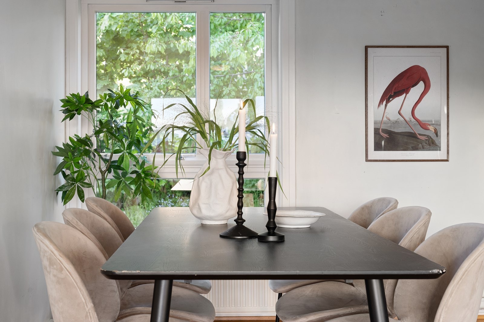 Det er god plass for et stort spisebord for hyggelige middager med venner og familie. Galleribilde