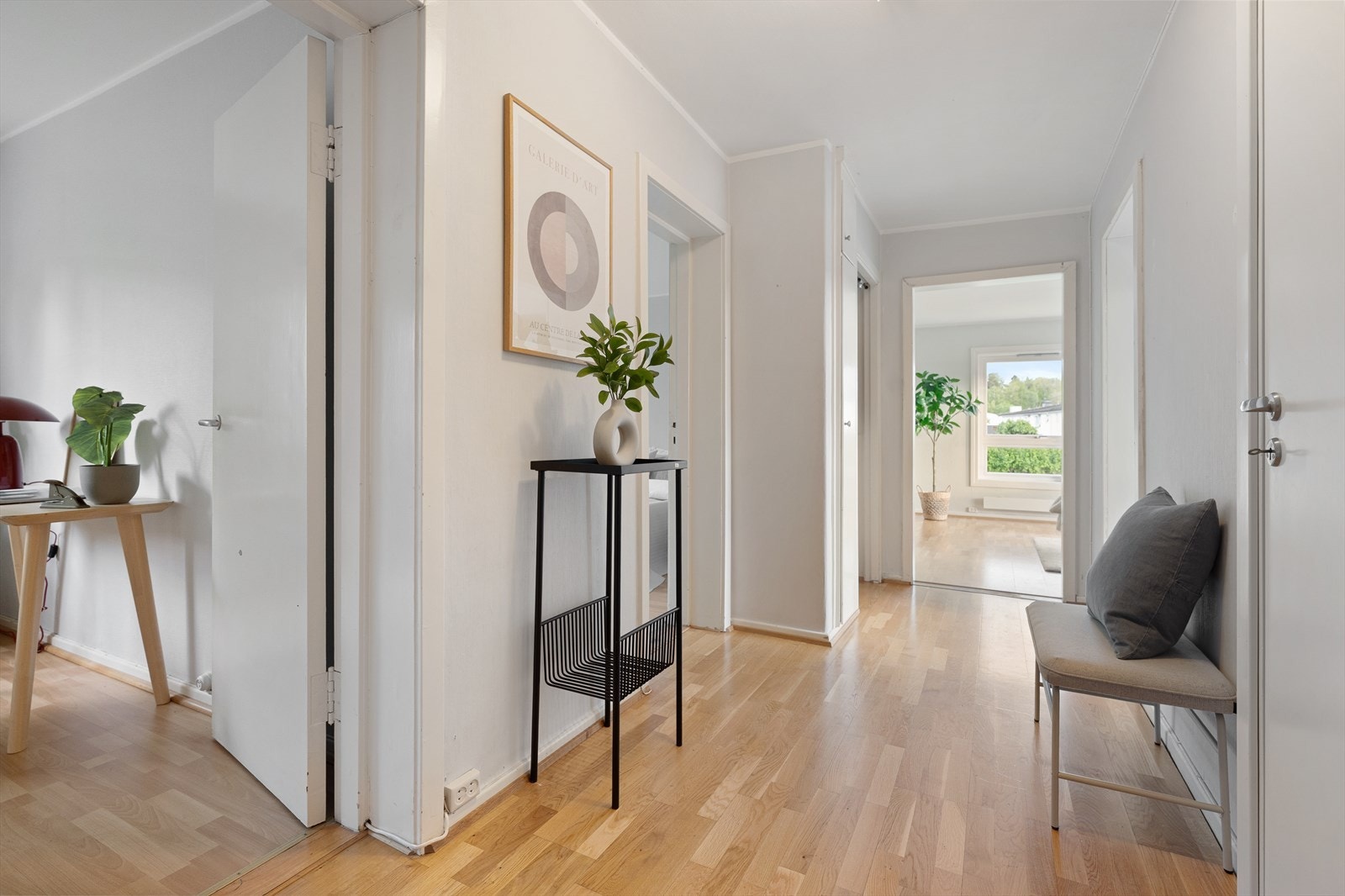 Gangen er romslig, og fører deg videre inn til soverommene og badet. Galleribilde