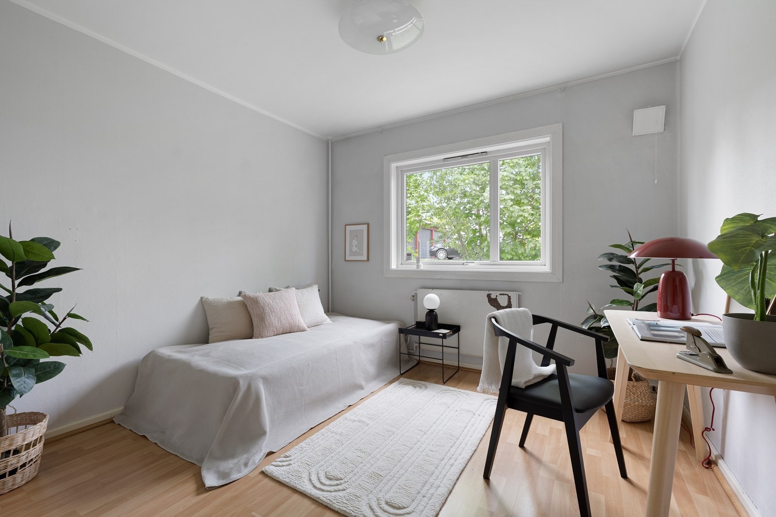 Soverom 2 er også av god størrelse med plass for dobbeltseng, eller enkeltseng og hjemmekontor. Galleribilde