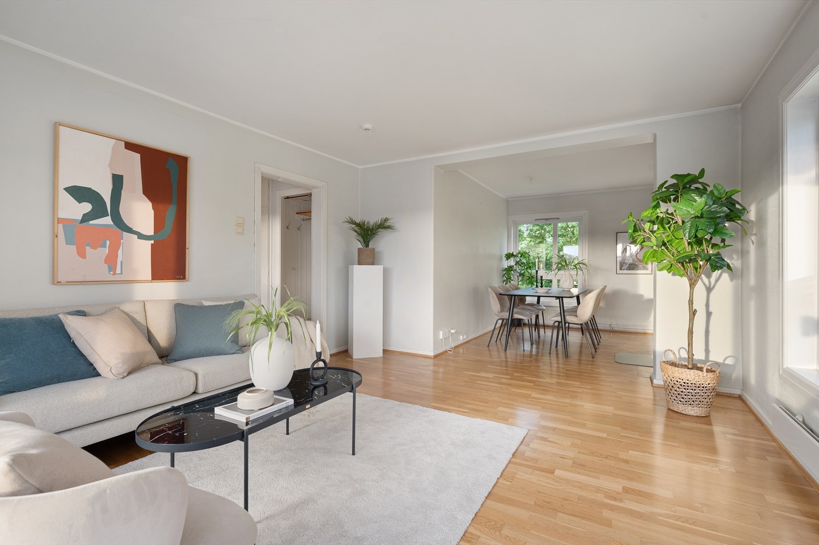 Det er en god planløsning som gjør det enkelt å møblere til en hyggelig spisegruppe, og sofa med tilhørende tvmøblement. Galleribilde