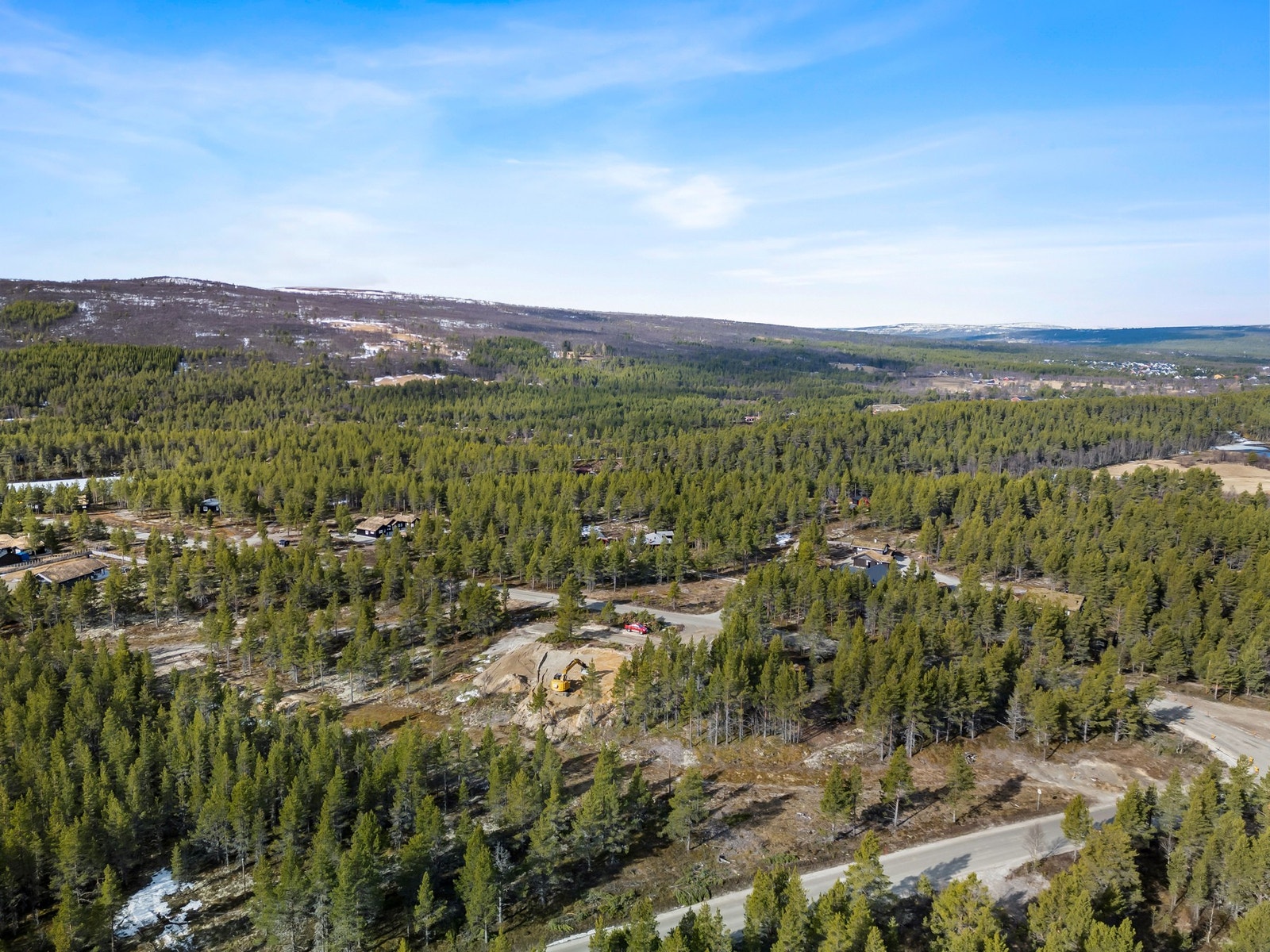 Tomten ligger i krysset Ryveien/ Dalsveien, ca. 2 km fra sentrum. Galleribilde