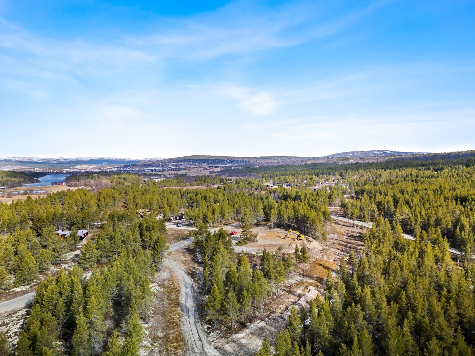 Tomten leveres med infrastruktur (vei, vann og avløp) til tomtegrensen. Galleribilde