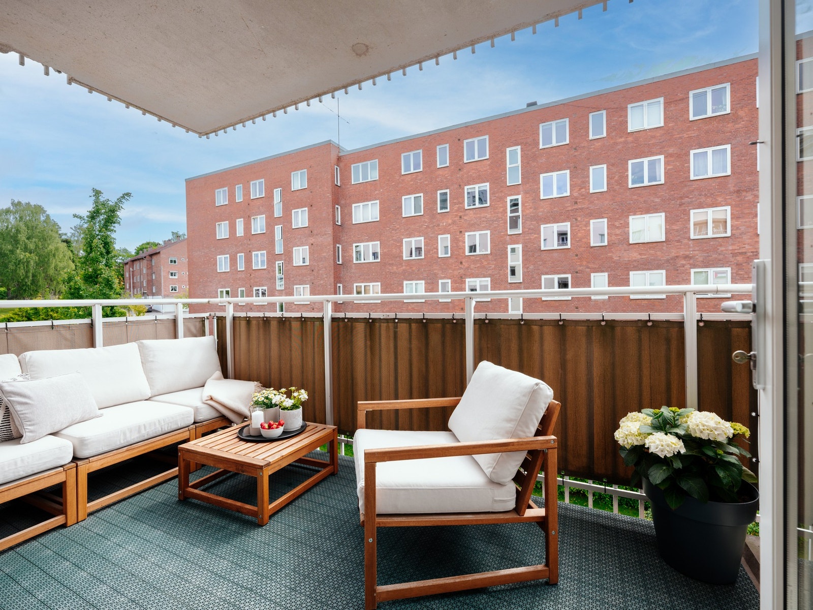 Leiligheten har en solrik balkong. Her kan du nyte sene høstkvelder under et
varmt pledd, eller late og varme sommerdager. Galleribilde