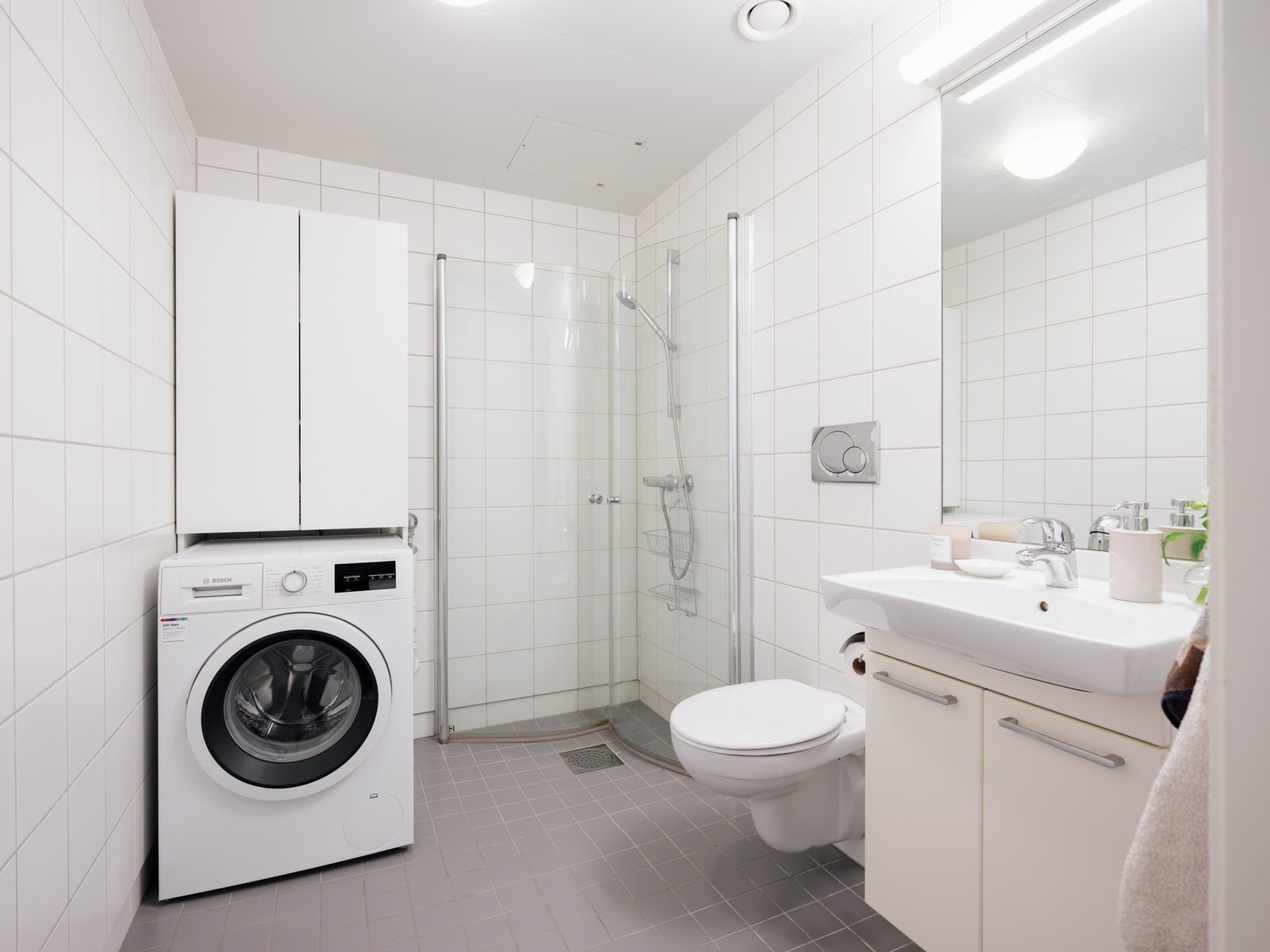 Meget romslig og delikat bad med opplegg til vaskemaskin. Vegghengt toalett og innfellbare dusjdører. Galleribilde