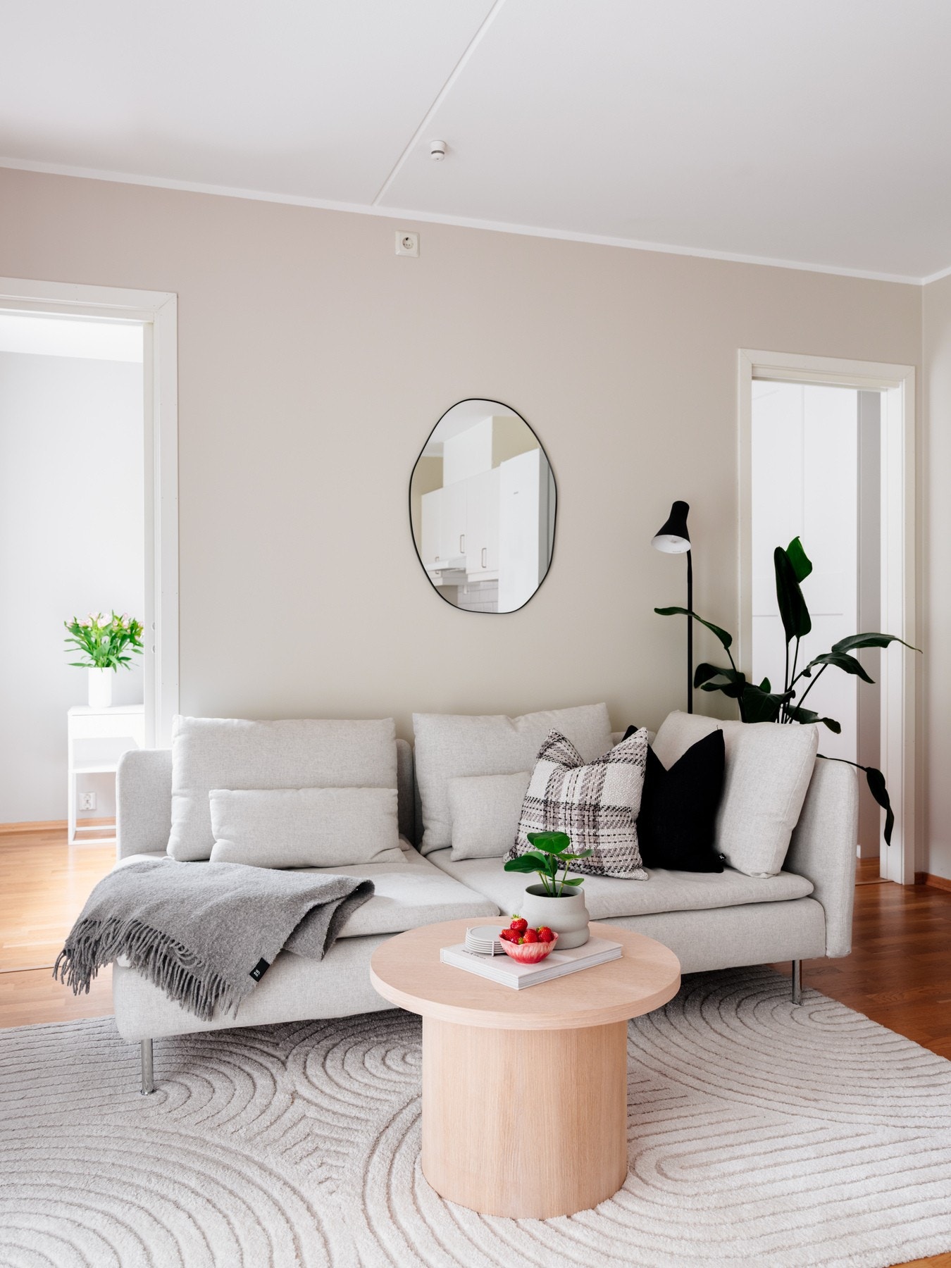 Stuen er malt i en moderne og lun fargetone. Galleribilde