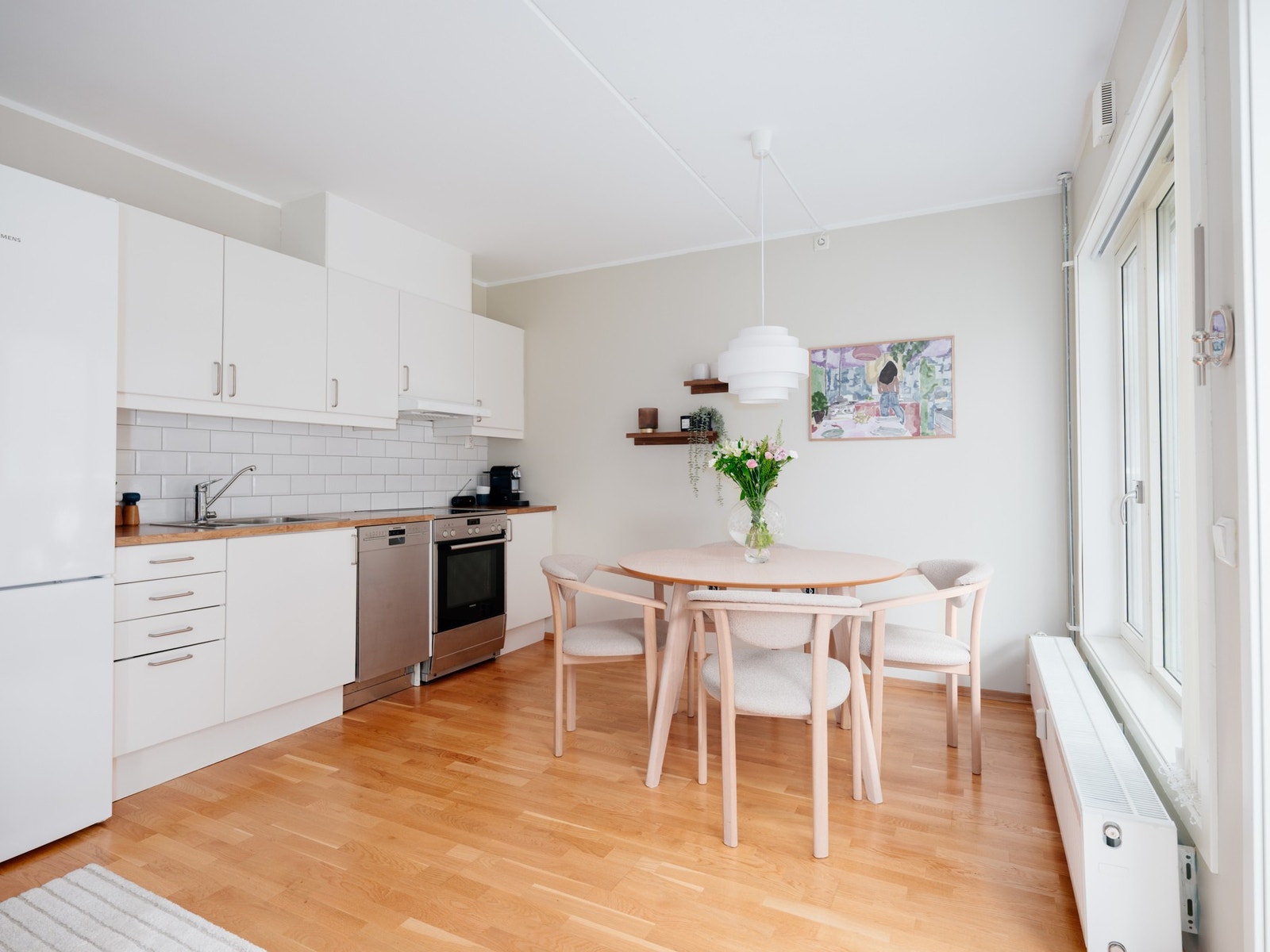 Det er god plass til spisebord i tilknytning til kjøkkenet. Galleribilde