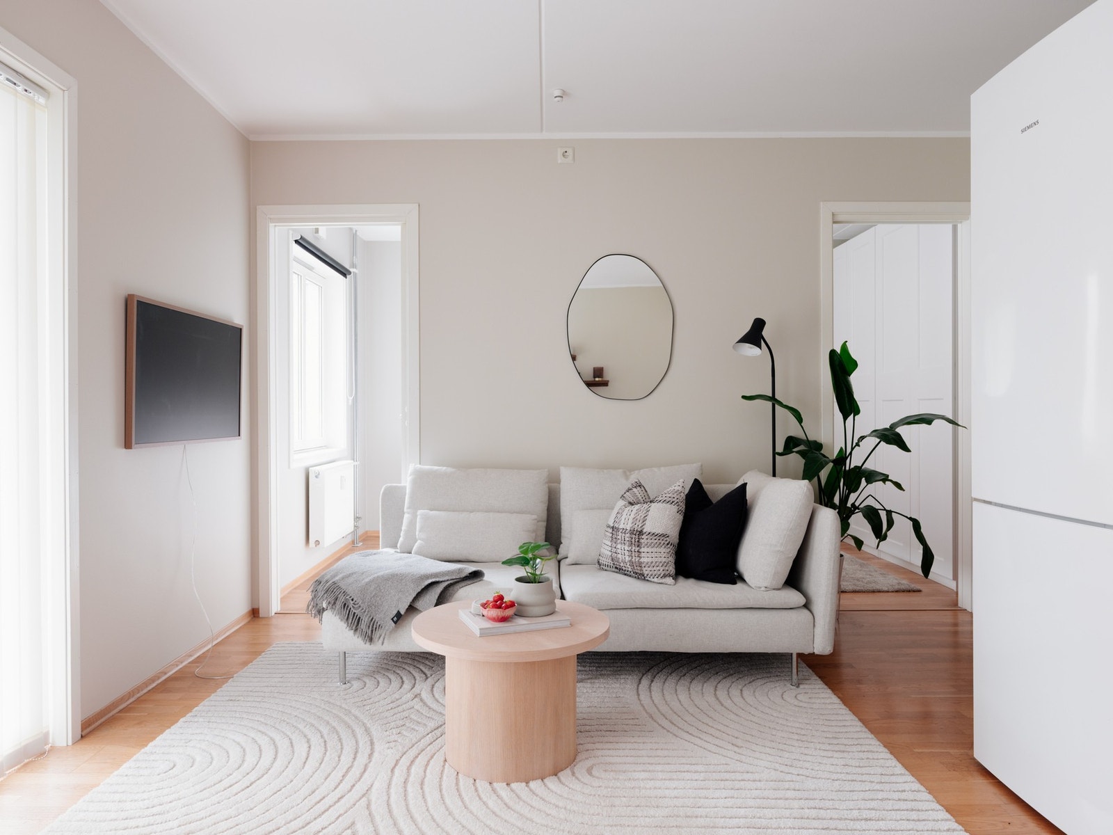 Meget innbydende og koselig stue med åpen kjøkkenløsning. Det er god plass til flere møbleringsmuligheter og spisebord. Galleribilde