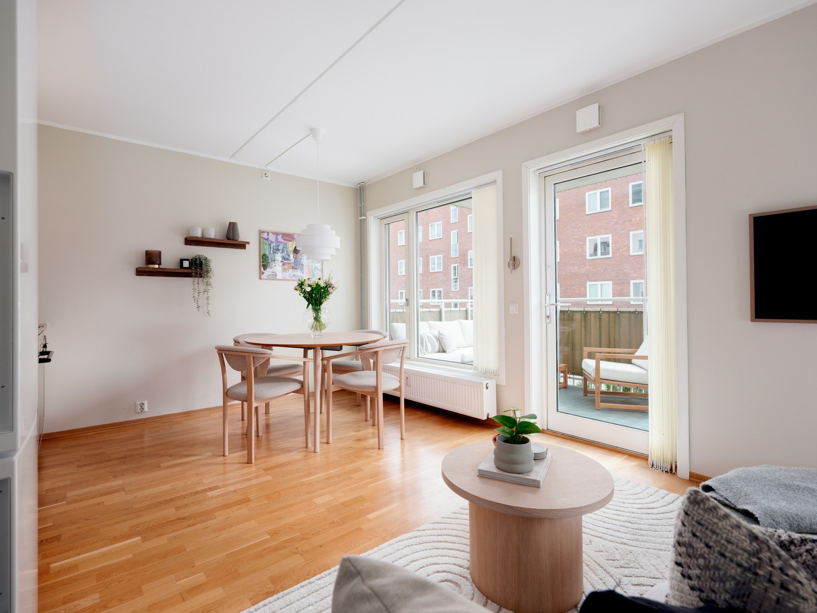 Fra balkongen kommer vi inn i en smakfull og moderne innredet leilighet. Galleribilde