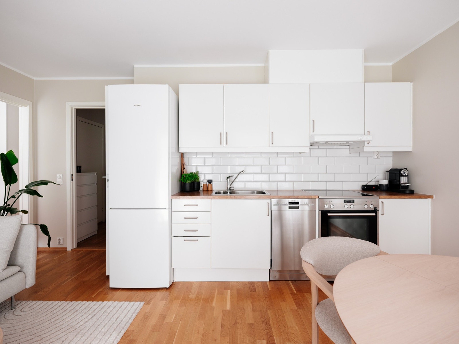 Stilrent kjøkken med hvite fronter. Kjøkkenet er praktisk designet med gode arbeidsflater, så her ligger alt til rette for at
hobbykokken kan boltre seg. Galleribilde