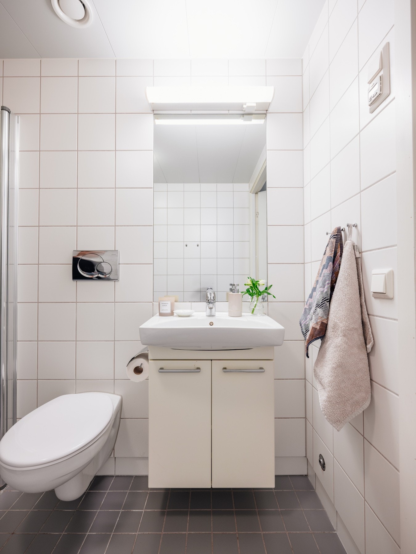 Det er varmekabler i gulv og tidløs innredning med skap og servant. Galleribilde