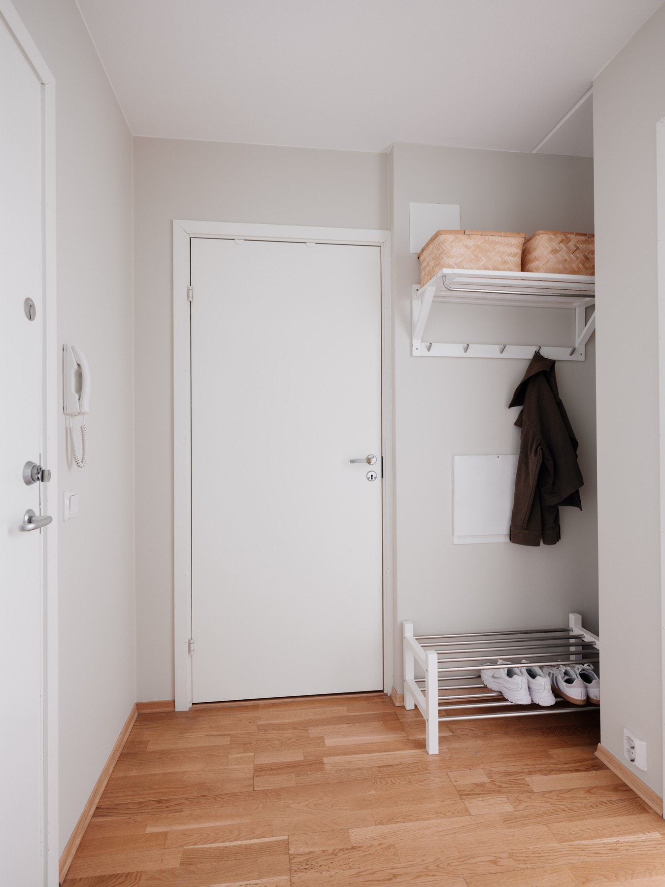 Innbydende entré med god plass til å henge opp yttertøy og sette fra seg sko. Galleribilde