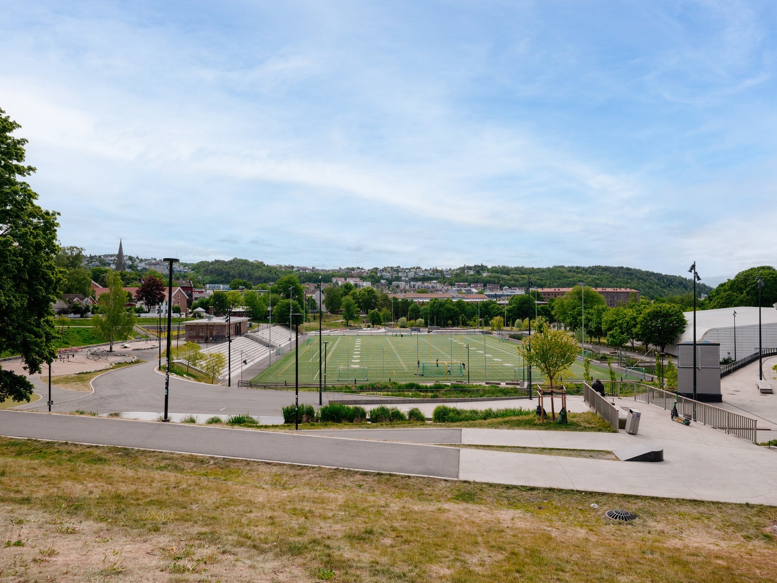 Det er er få minutters gange til Kampen, Vålerenga, Jordal idrettsanlegg, Helsfyr og videre ned mot Tøyen og Gamle Oslo. Galleribilde