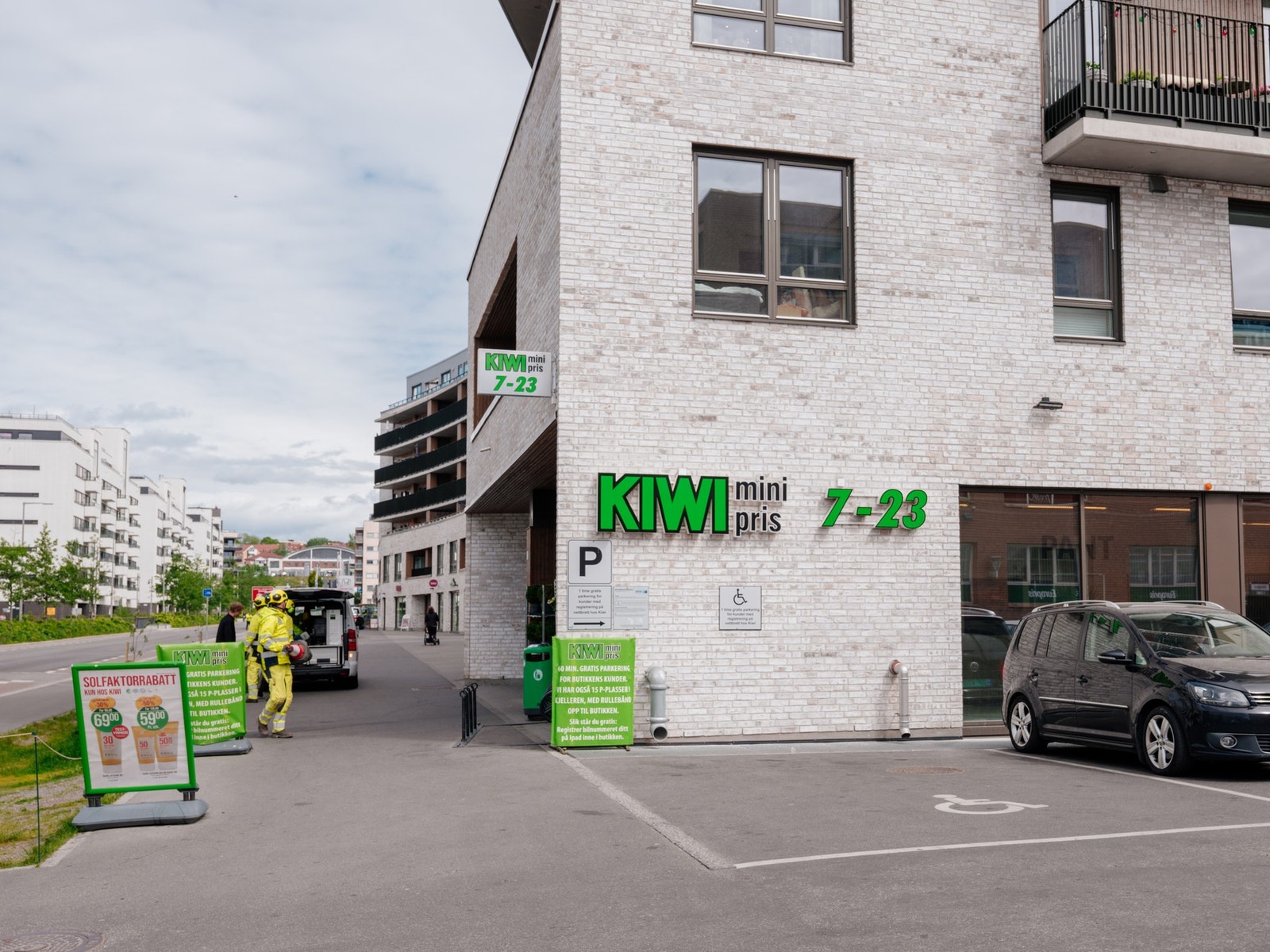 Rema 1000, Spar, Åpent Bakeri og KIWI er noen minutters spasertur fra boligen. I tillegg finnes en rekke restauranter, take away og treningssenter i 3 minutters gange fra leiligheten. Galleribilde